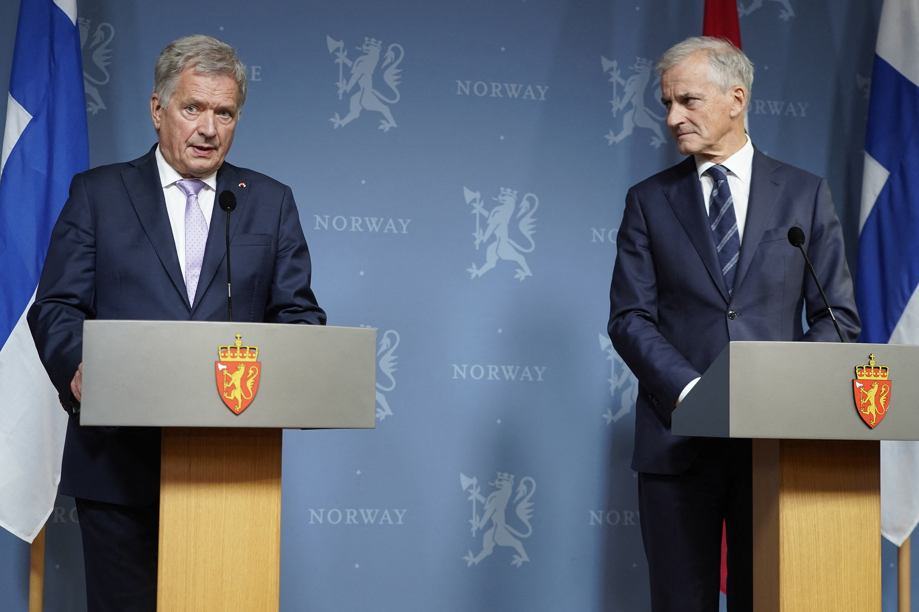 Finland's President Sauli Niinisto (L) and Norway's Prime Minister Jonas Gahr Store hold a joint press conference after a meeting in Oslo, Norway, on October 10.