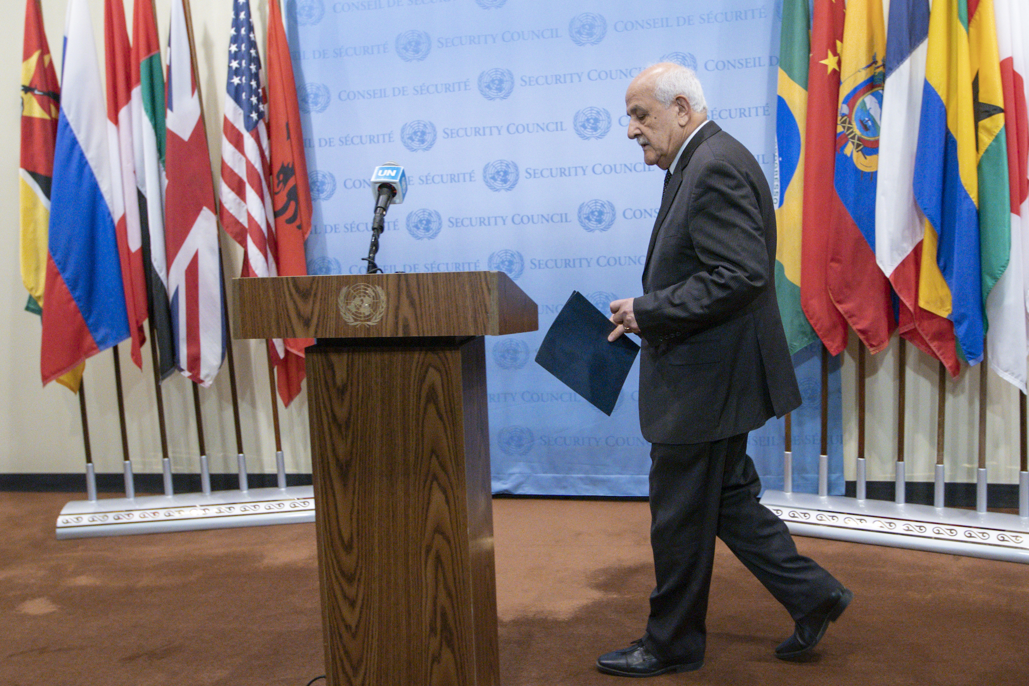 L'ambassadeur Riyad Mansour, observateur permanent de l'État de Palestine auprès des Nations Unies, arrive dimanche pour s'adresser aux journalistes lors d'une conférence de presse avant la réunion du Conseil de sécurité de l'ONU.