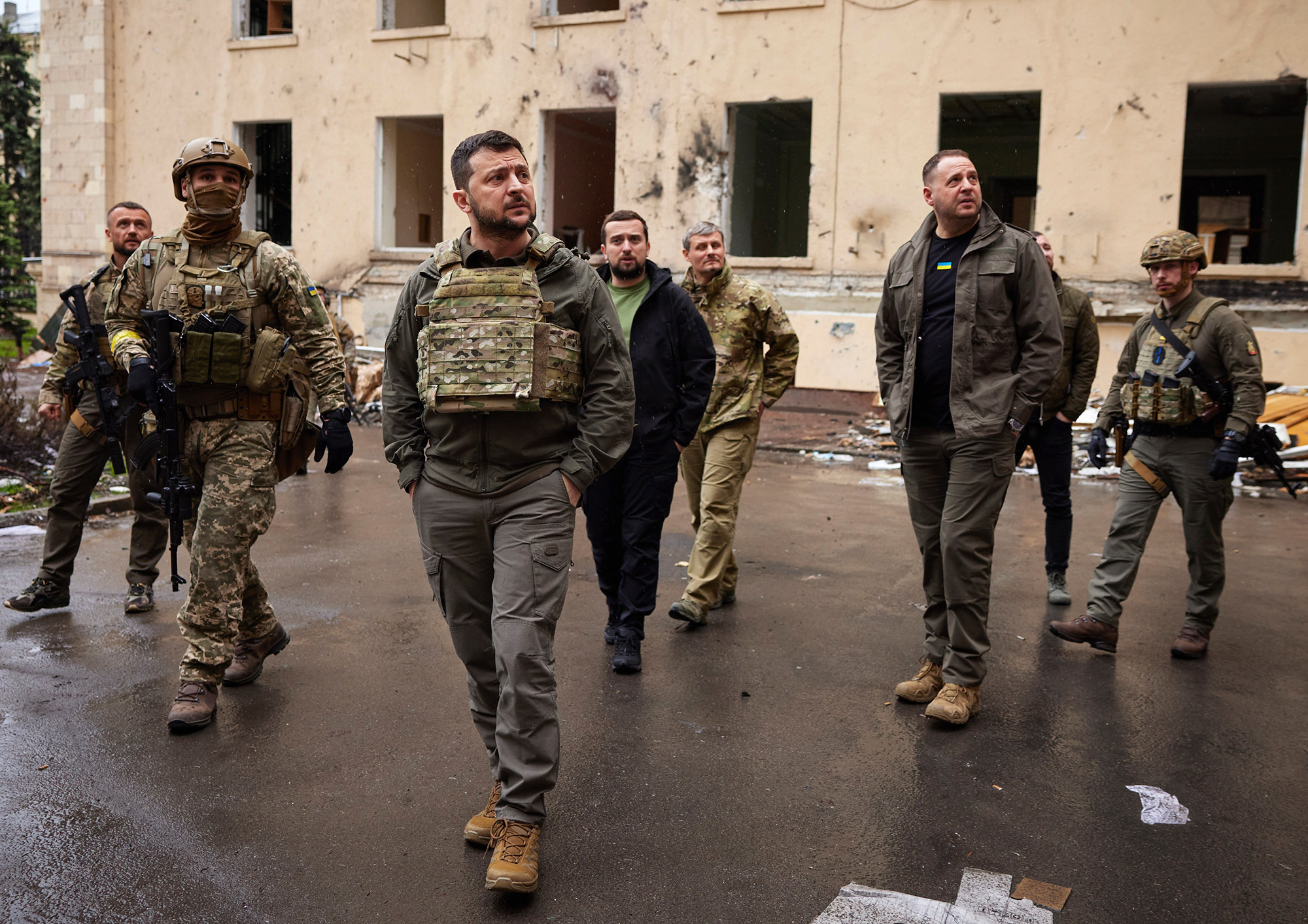 在乌克兰总统新闻办公室于 2022 年 5 月 29 日星期日提供的这张照片中，乌克兰总统弗拉基米尔·泽连斯基（Volodymyr Zelenskyy）和他的工作人员在访问饱受战争打击的哈尔科夫地区时与他的工作人员一起散步。 