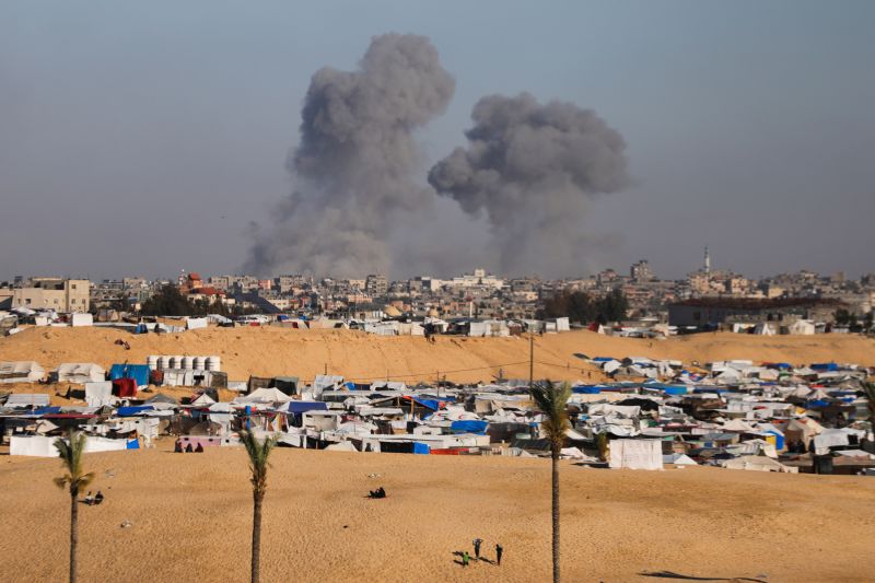 İsrail'in 6 Mayıs'ta Refah'ın doğusuna düzenlediği hava saldırısının ardından dumanlar yükseliyor.