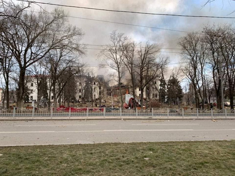 Ukrajinský představitel uvedl, že lidé opouštějí budovu divadla Mariupol, která byla bombardována
