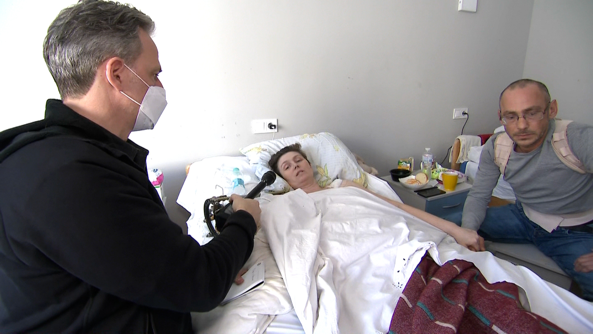 Olga Zhuchenko berbicara dengan CNN Jake Tapper dari ranjang rumah sakitnya di Lviv, Ukraina.