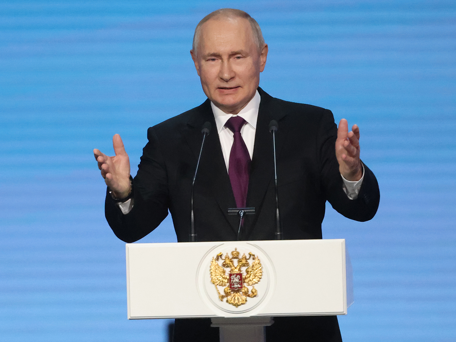 El presidente ruso, Vladimir Putin, hace gestos durante su discurso en el concierto en el Palacio Estatal del Kremlin el 28 de septiembre de 2023 en Moscú, Rusia.