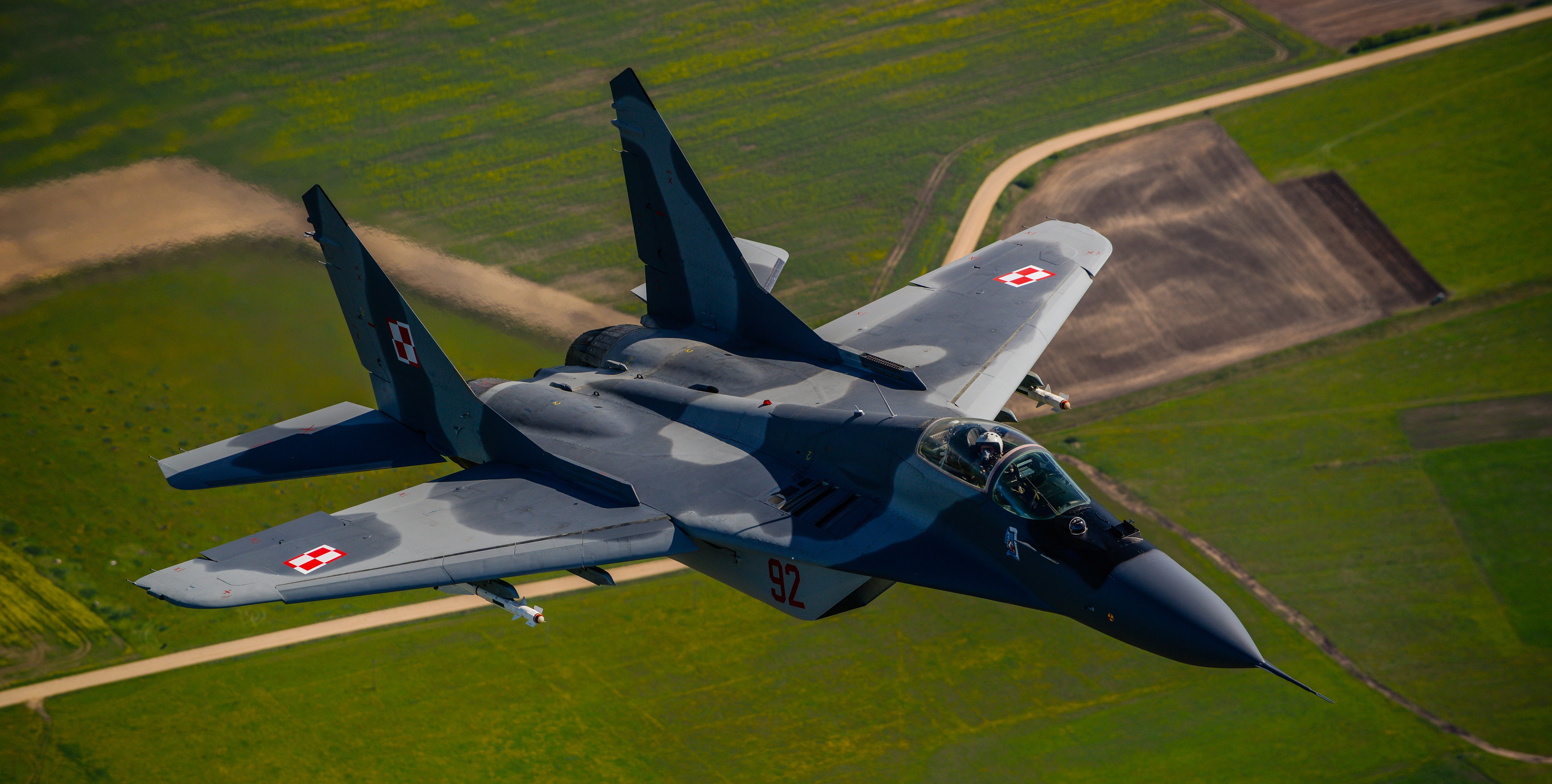 МиГ-29 ВВС Польши пролетает над авиабазой Шяуляй, Литва, 15 мая 2014 года.