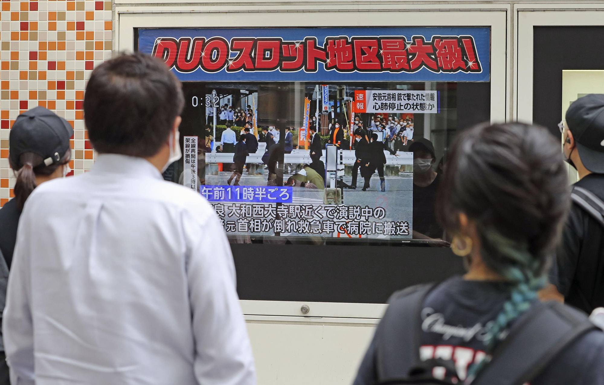A television screen in Tokyo's Yurakucho area on July 8 shows the news that former Japanese Prime Minister Shinzo Abe has been shot.