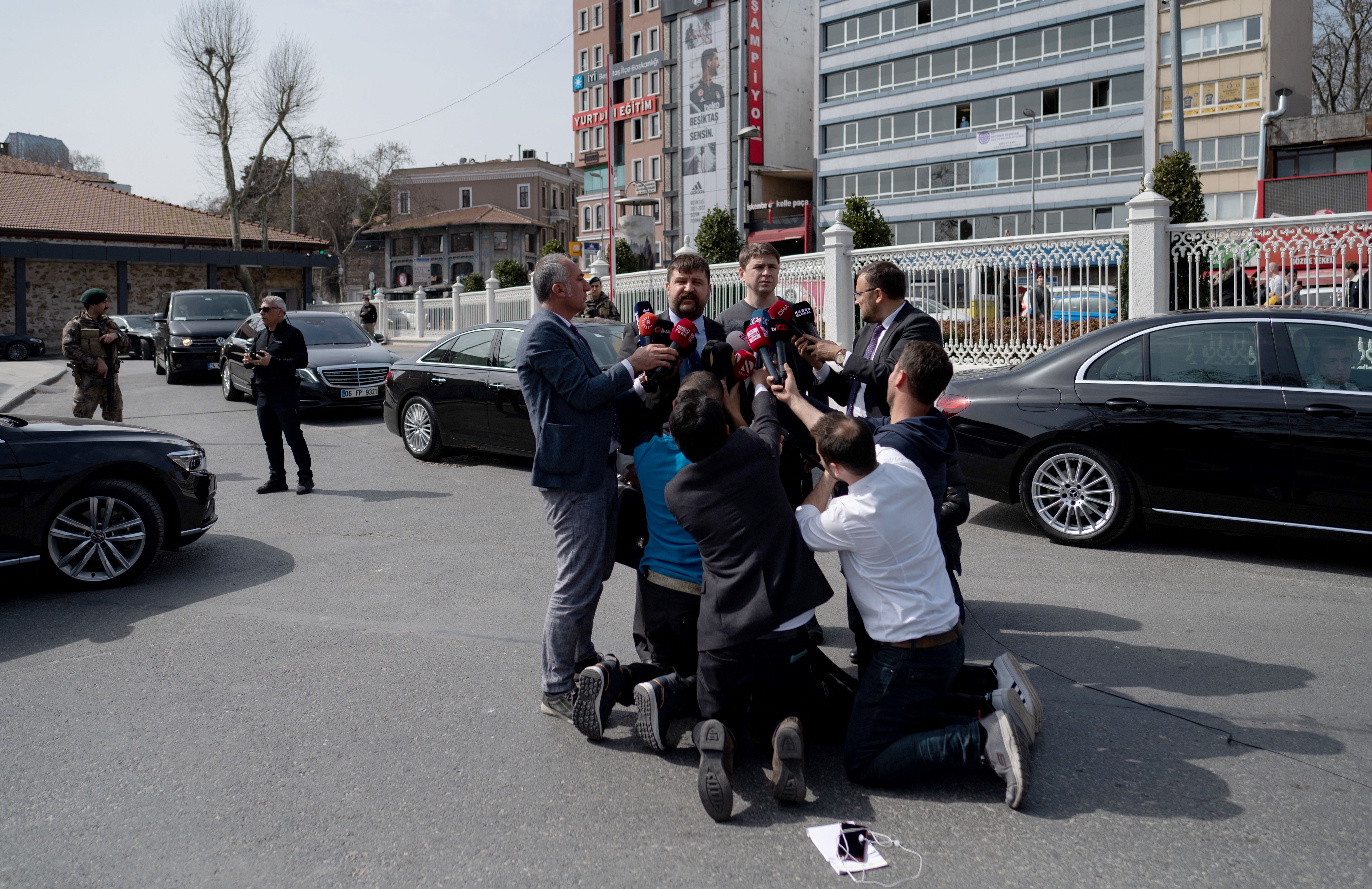 Een Oekraïense delegatie spreekt de pers toe na gesprekken met Rusland, in Istanbul, Turkije op 29 maart. 