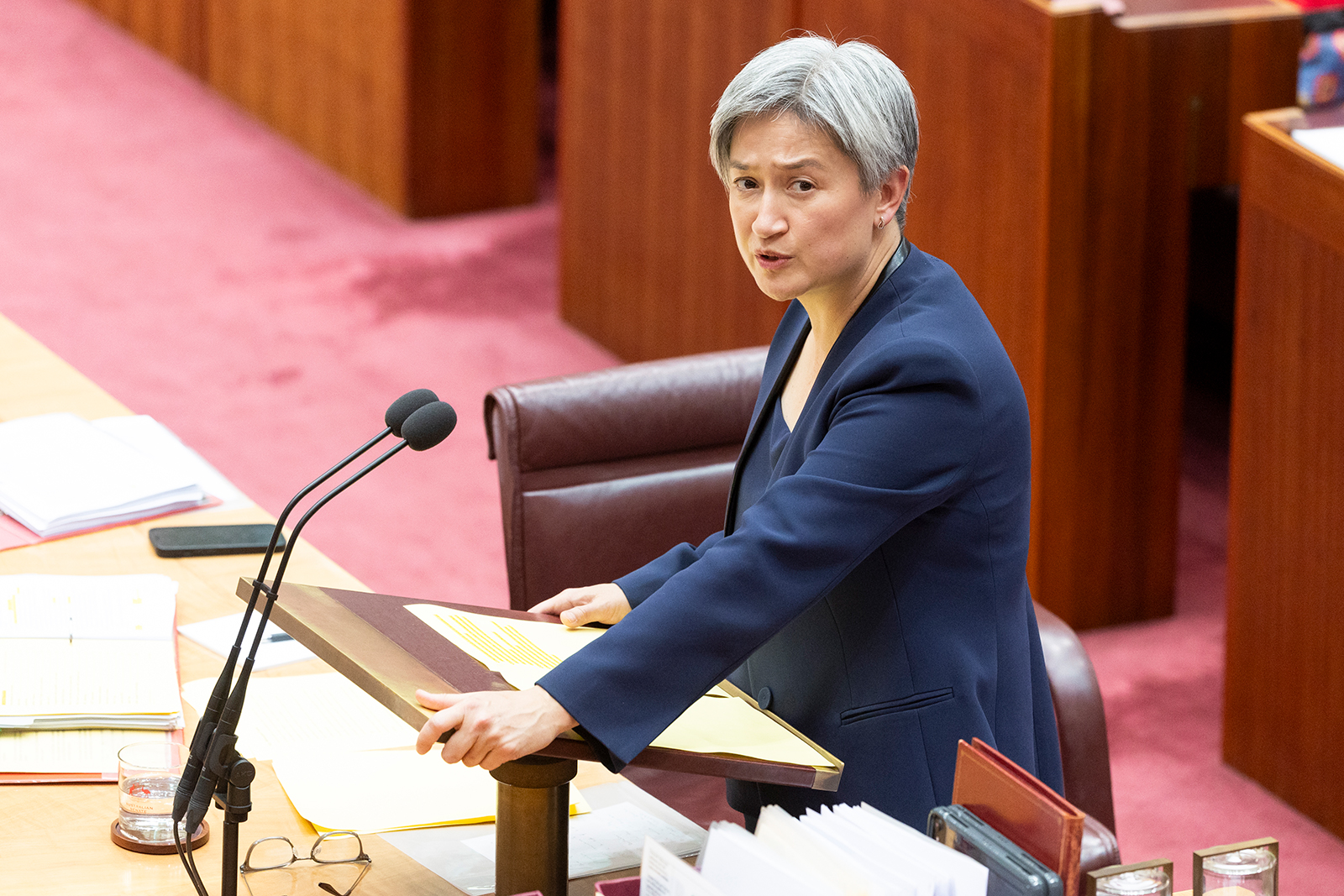 Penny Wong durante el turno de preguntas en el Parlamento de Canberra, Australia, el 13 de noviembre de 2023.