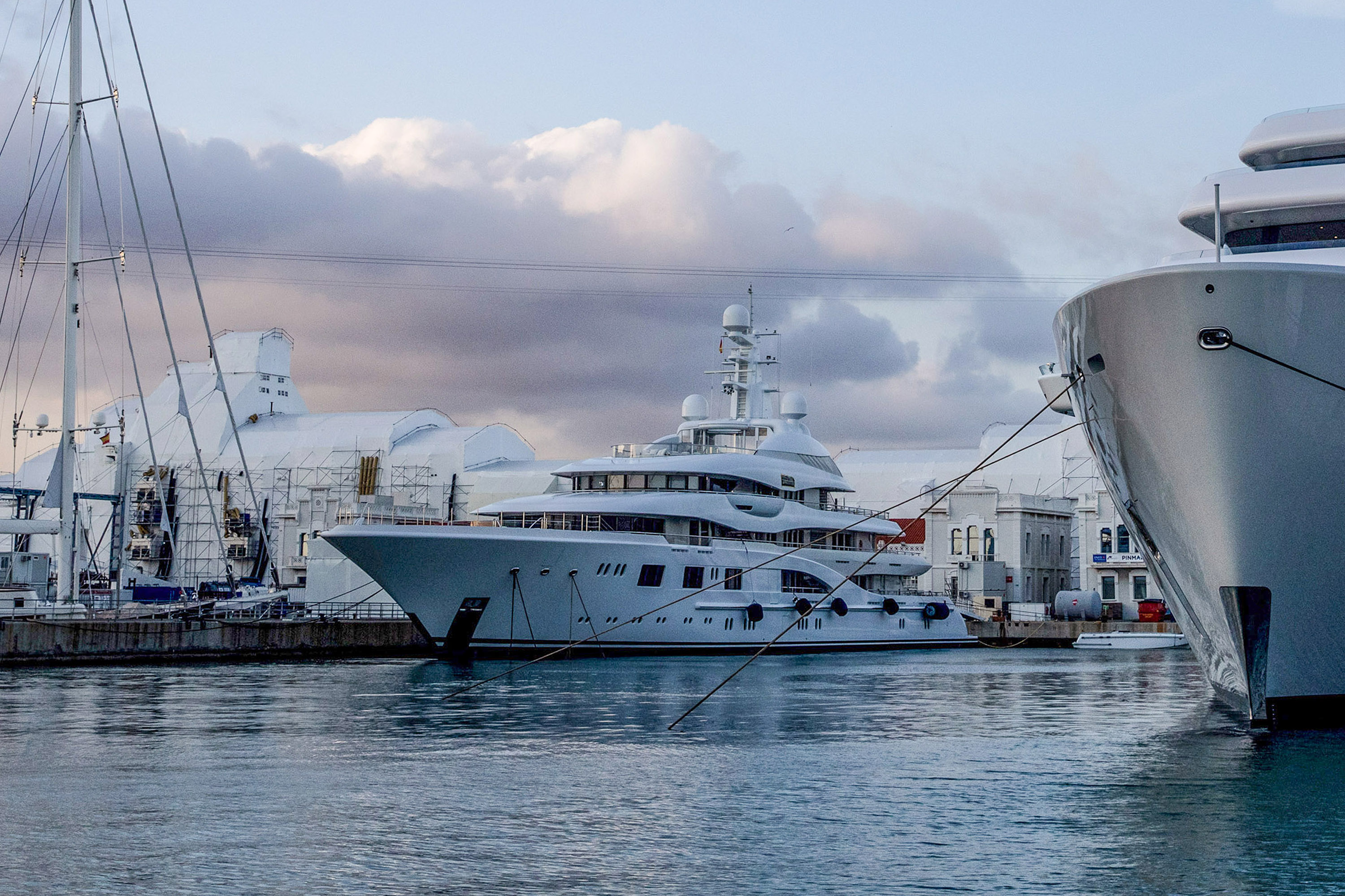 Le super yacht Valerie a amarré à Barcelone, en Espagne, le 1er mars.