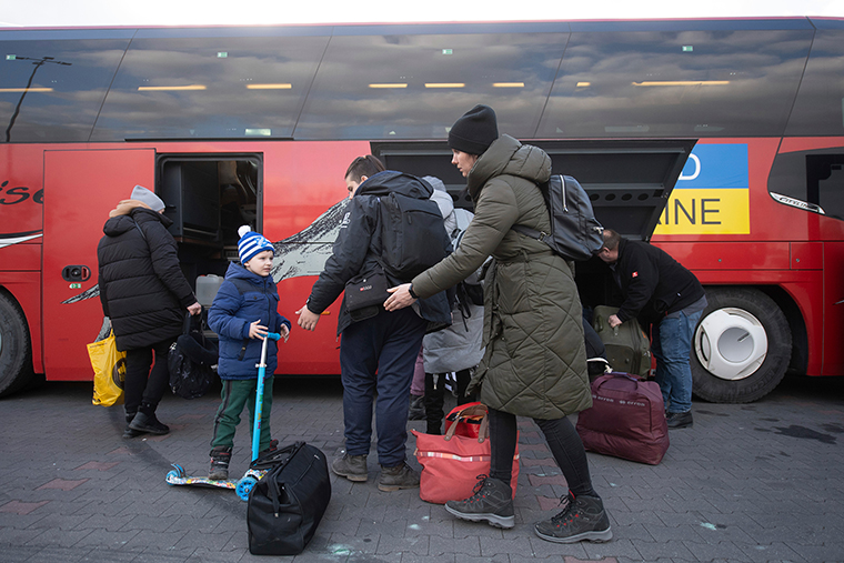 Carolina, que fugiu de Poltava, espera com seu filho em um centro de distribuição em Przemysl, Polônia, em 10 de março, para embarcar em um ônibus com destino a Pforzheim.