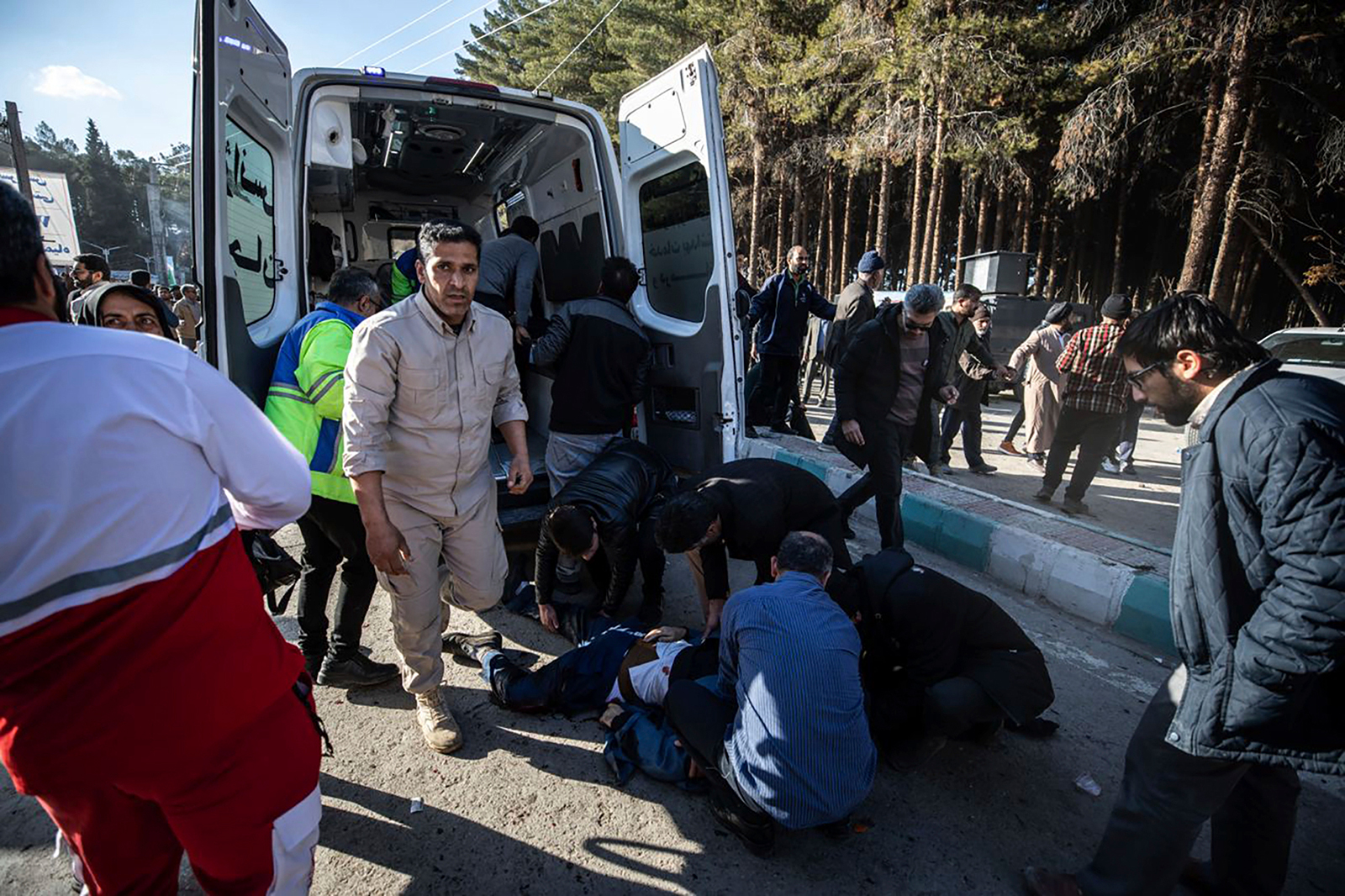 Heridos por las explosiones en Irán reciben ayuda después de una explosión en Kerman, Irán, el 3 de enero de 2024. (Crédito: Mahdi Karbakhsh Ravari/Mehr News Agency/AP)