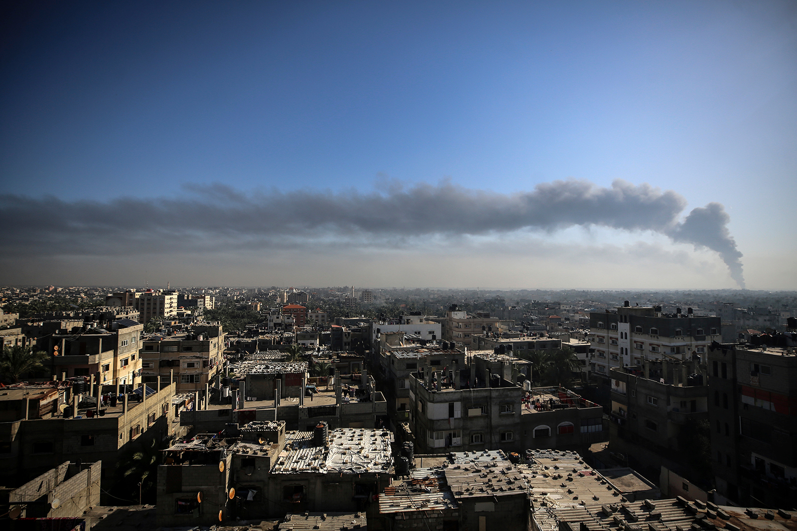 El humo se eleva sobre Khan Yunis, Franja de Gaza, durante un bombardeo israelí, visto desde Deir al-Balah el 21 de enero.