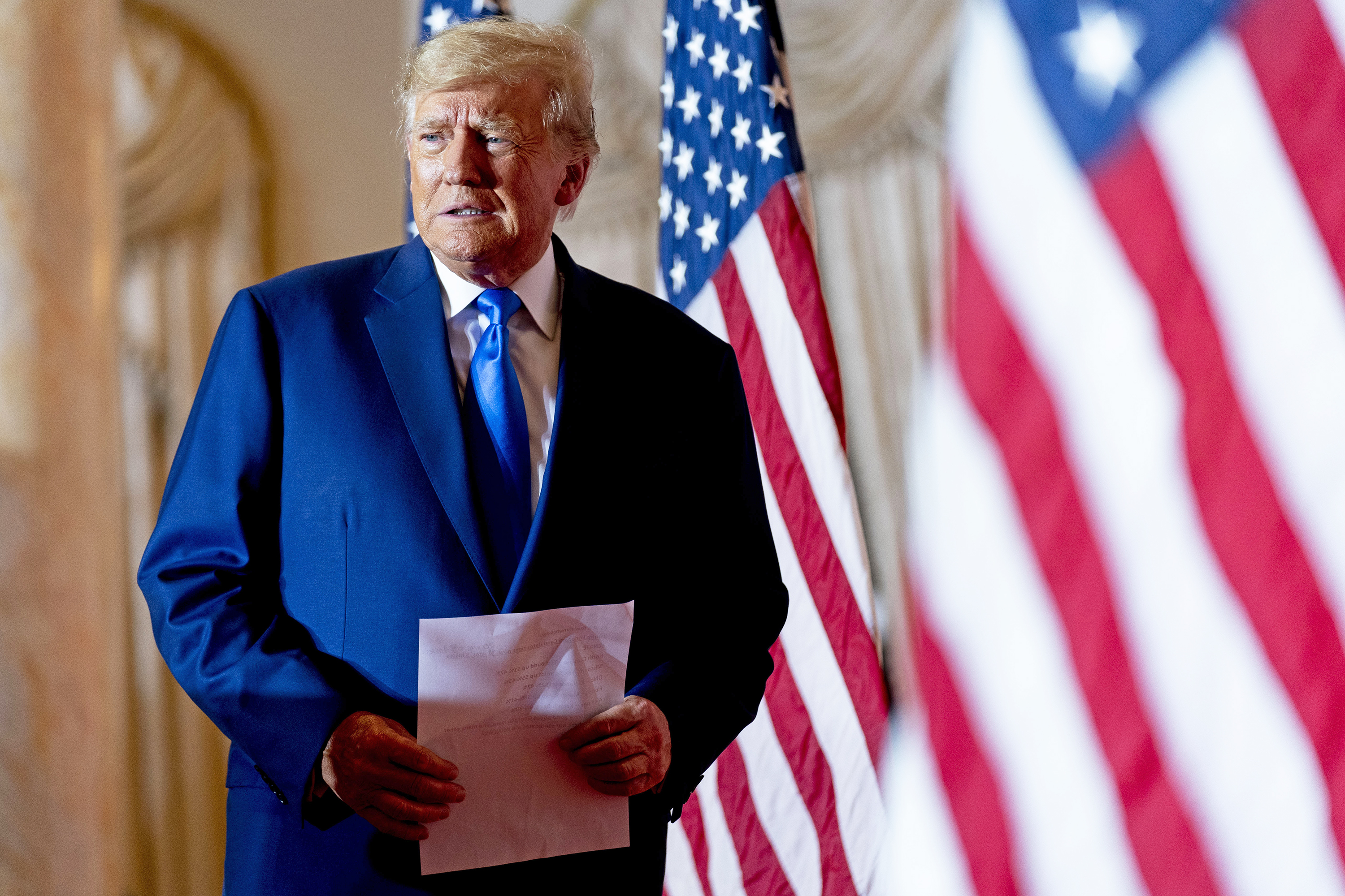 El expresidente Donald Trump sube al escenario para hablar en Mar-a-Lago el día de las elecciones, el martes 8 de noviembre de 2022, en Palm Beach, Florida.