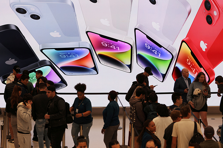 Customers queue at the Apple Fifth Avenue store for the release of the Apple iPhone 14 range in Manhattan, New York, on September 16, 2022.