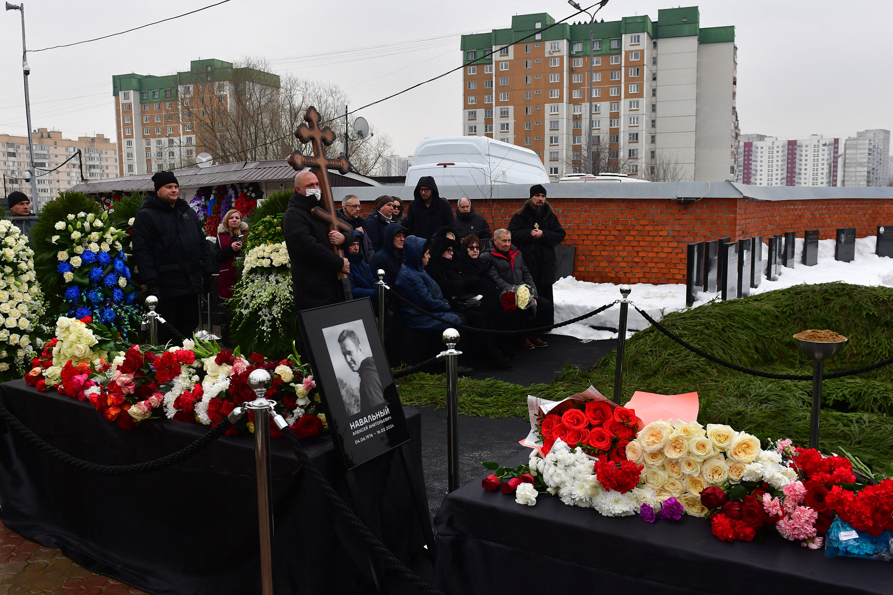 Lyudmila Navalnaya dhe Anatoly Navalny marrin pjesë në ceremoninë e varrit për djalin e tyre në varrezat e Borisovsky.