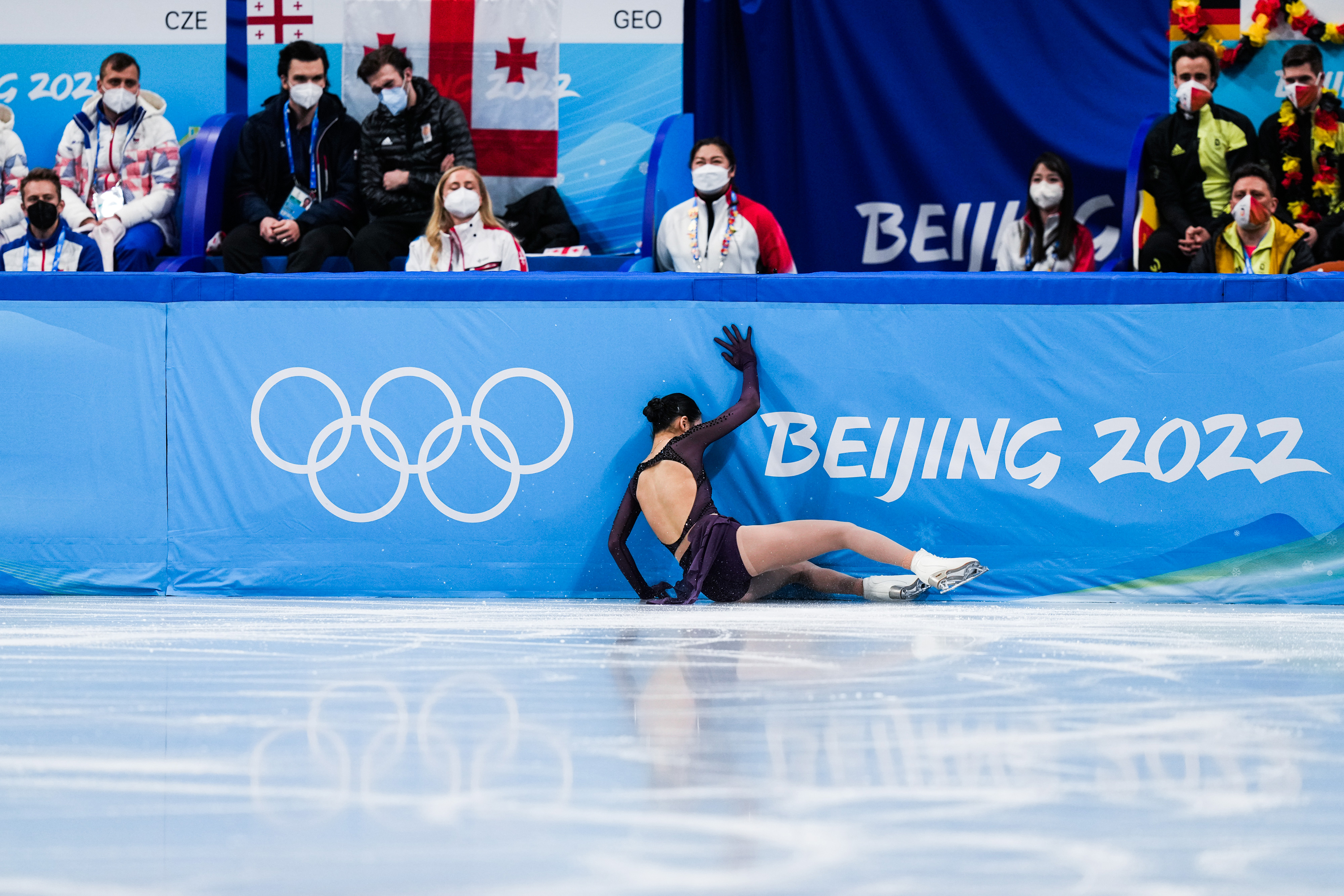 La Chinoise Zhu Yi chute lors de l'épreuve par équipe féminine de patinage artistique dimanche.