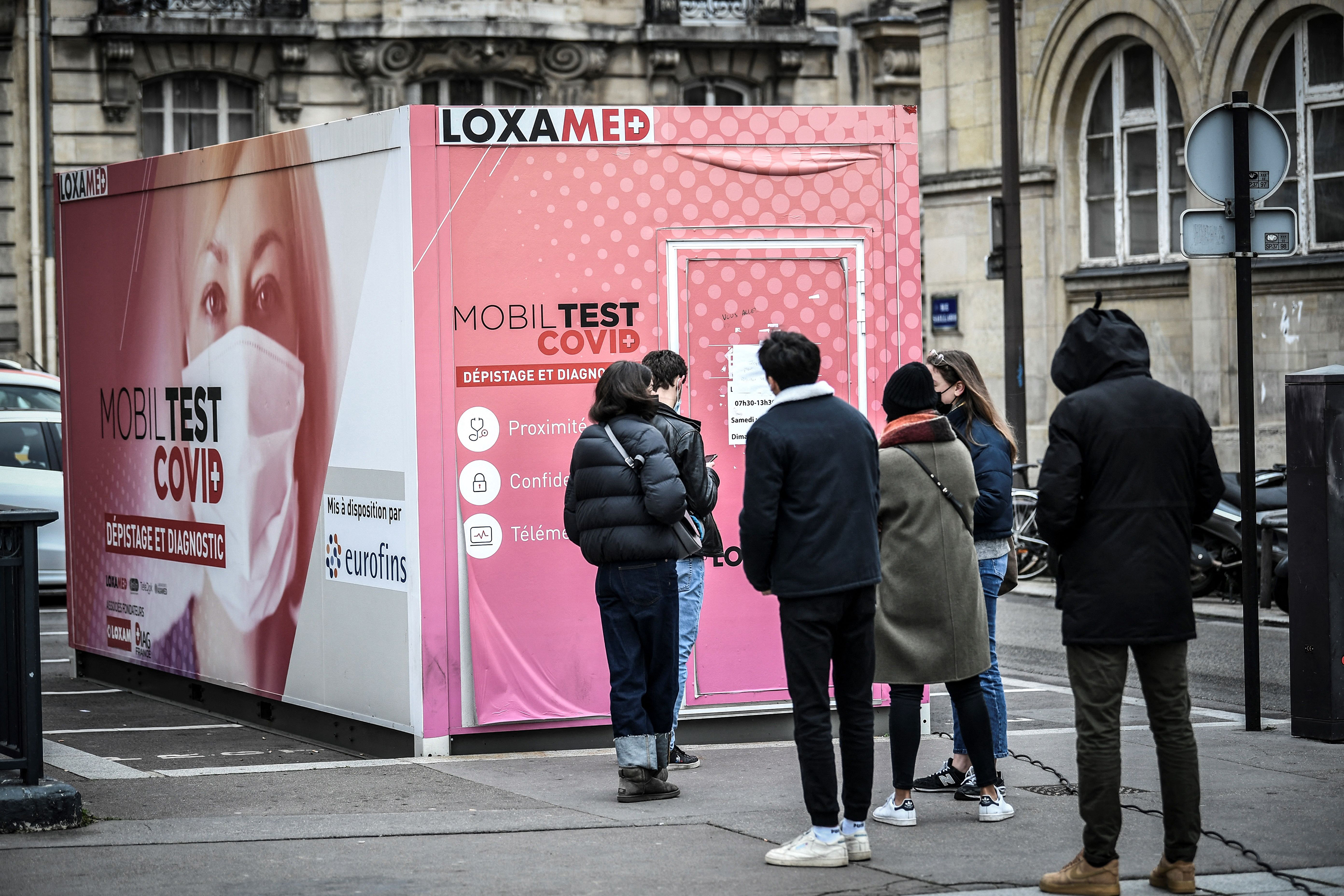Patients wait to be tested for the novel coronavirus Covid-19 in Paris on December 23, 2021.