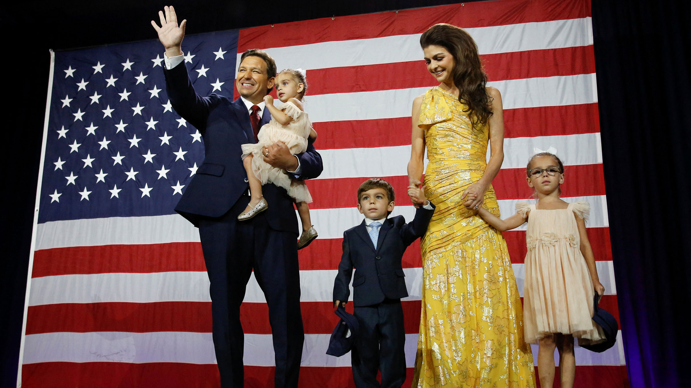 O governador da Flórida, Ron DeSantis, é acompanhado no palco por sua esposa Casey e seus filhos durante sua festa eleitoral em Tampa.