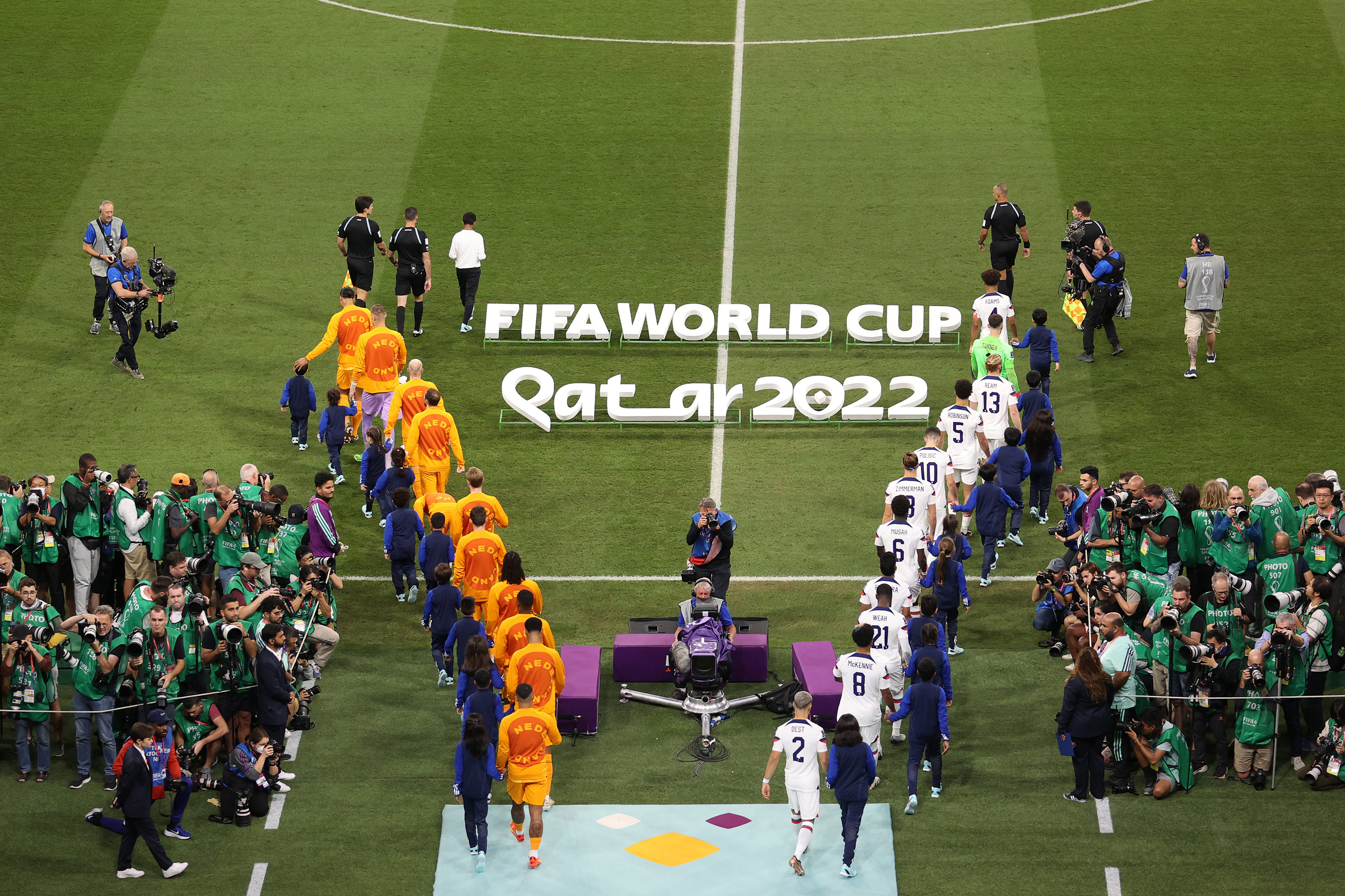 Para pemain dan ofisial berbaris sebelum pertandingan antara Belanda dan AS pada hari Sabtu. 