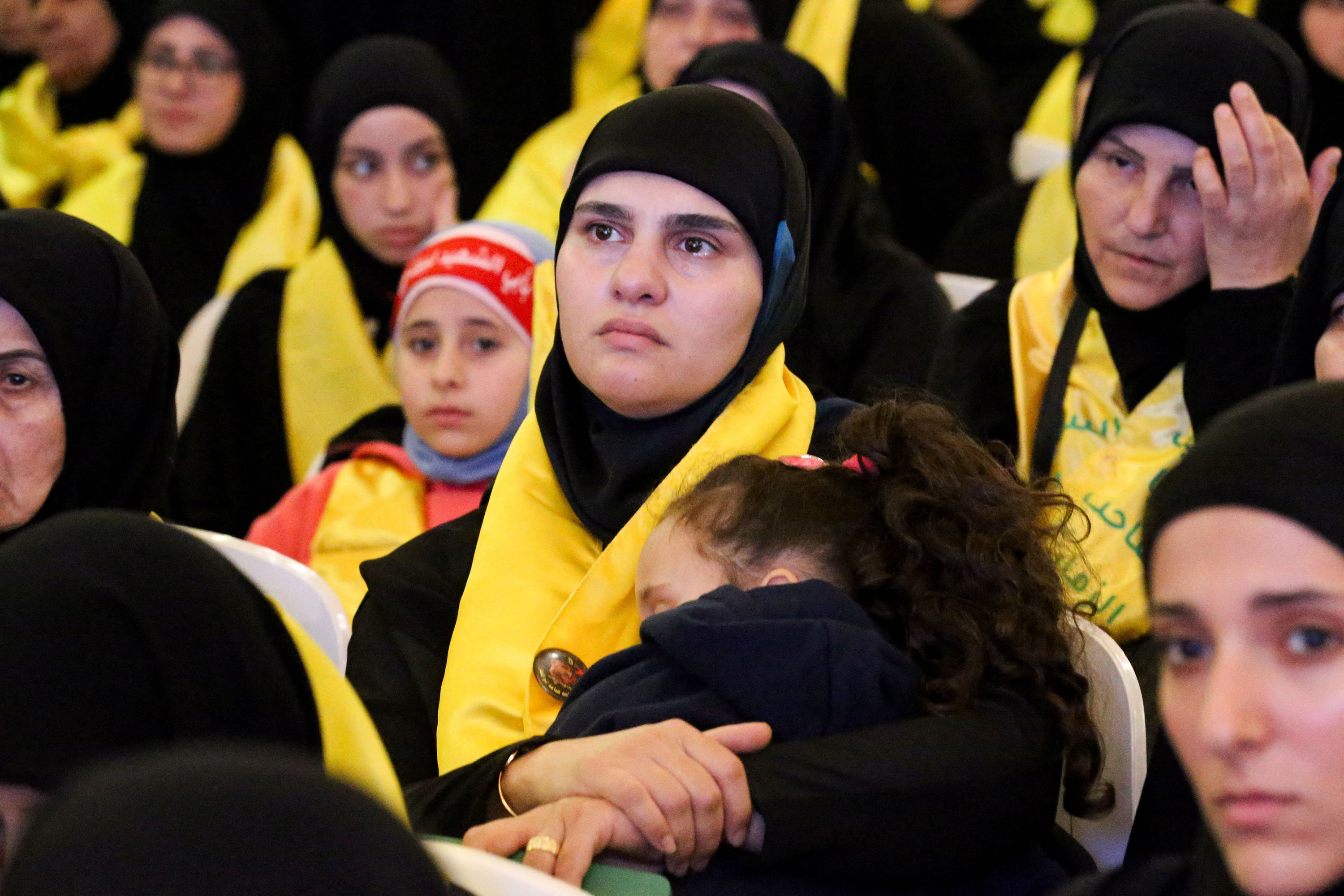 Los partidarios de Nasrallah se reúnen para escuchar su discurso en el Líbano el 11 de noviembre. 