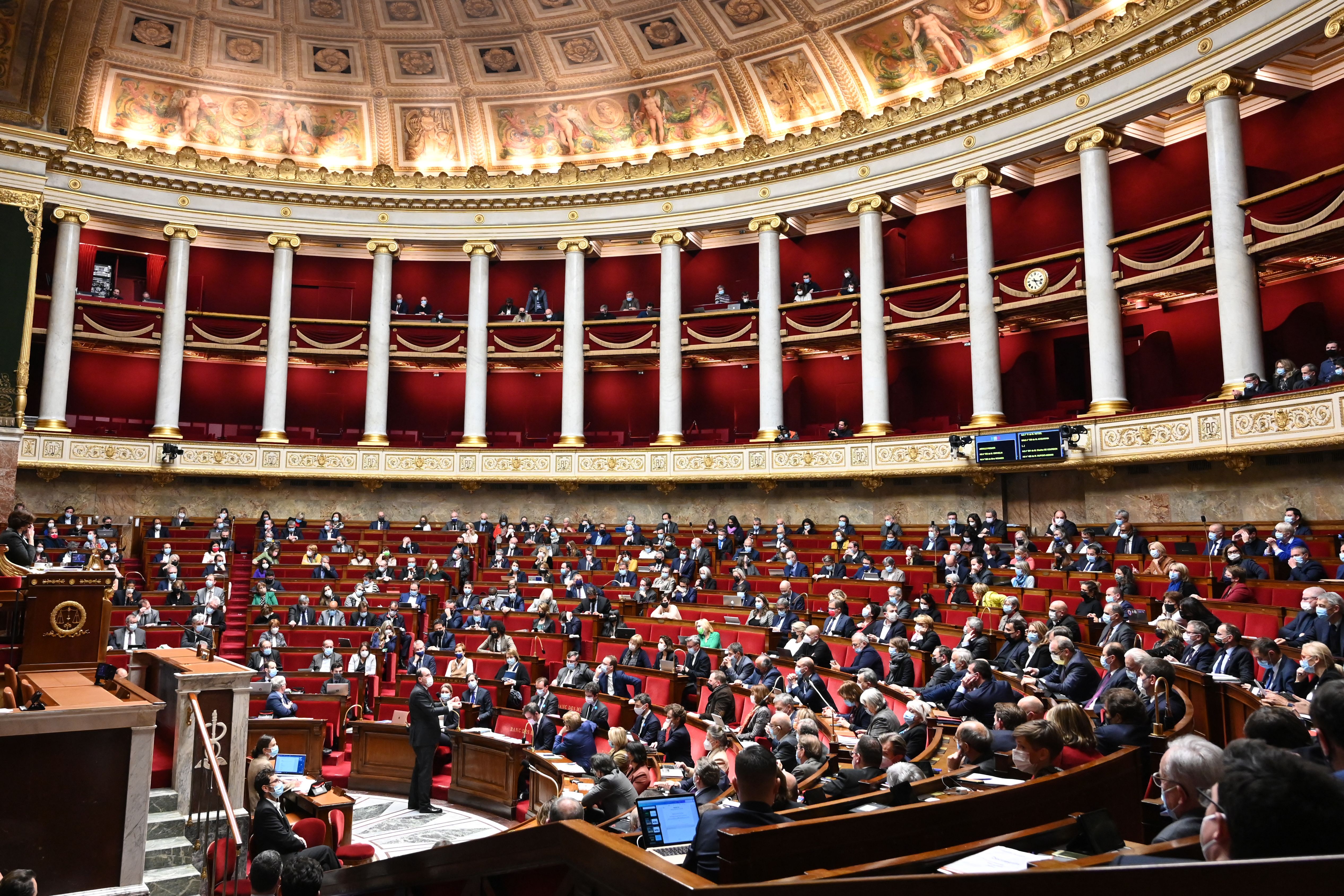 France's Prime Minister Jean Castex (C) speaks during a session at the French National Assembly in Paris, on January 5, 2022. - The session, previously discussed on January 3, will focus on the bill reinforcing the tools for managing the health crisis amid the Covid-19 pandemic. 