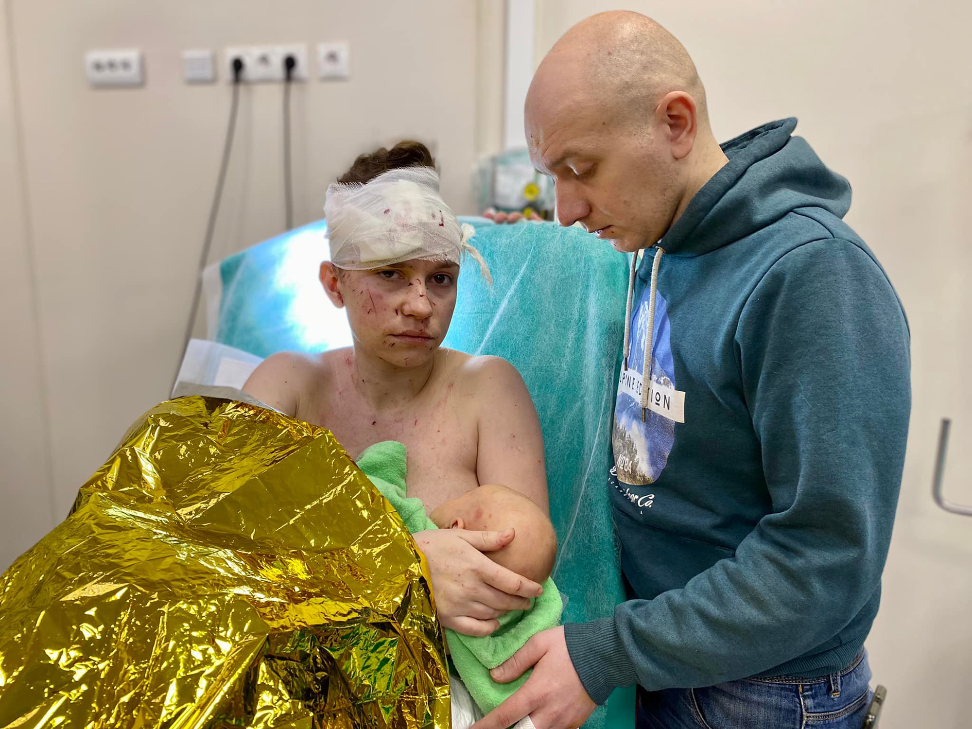 Kāda Ukrainas slimnīca paziņoja, ka māte pasargā savu meitu no sprādziena un neļauj viņai nodarīt kaitējumu