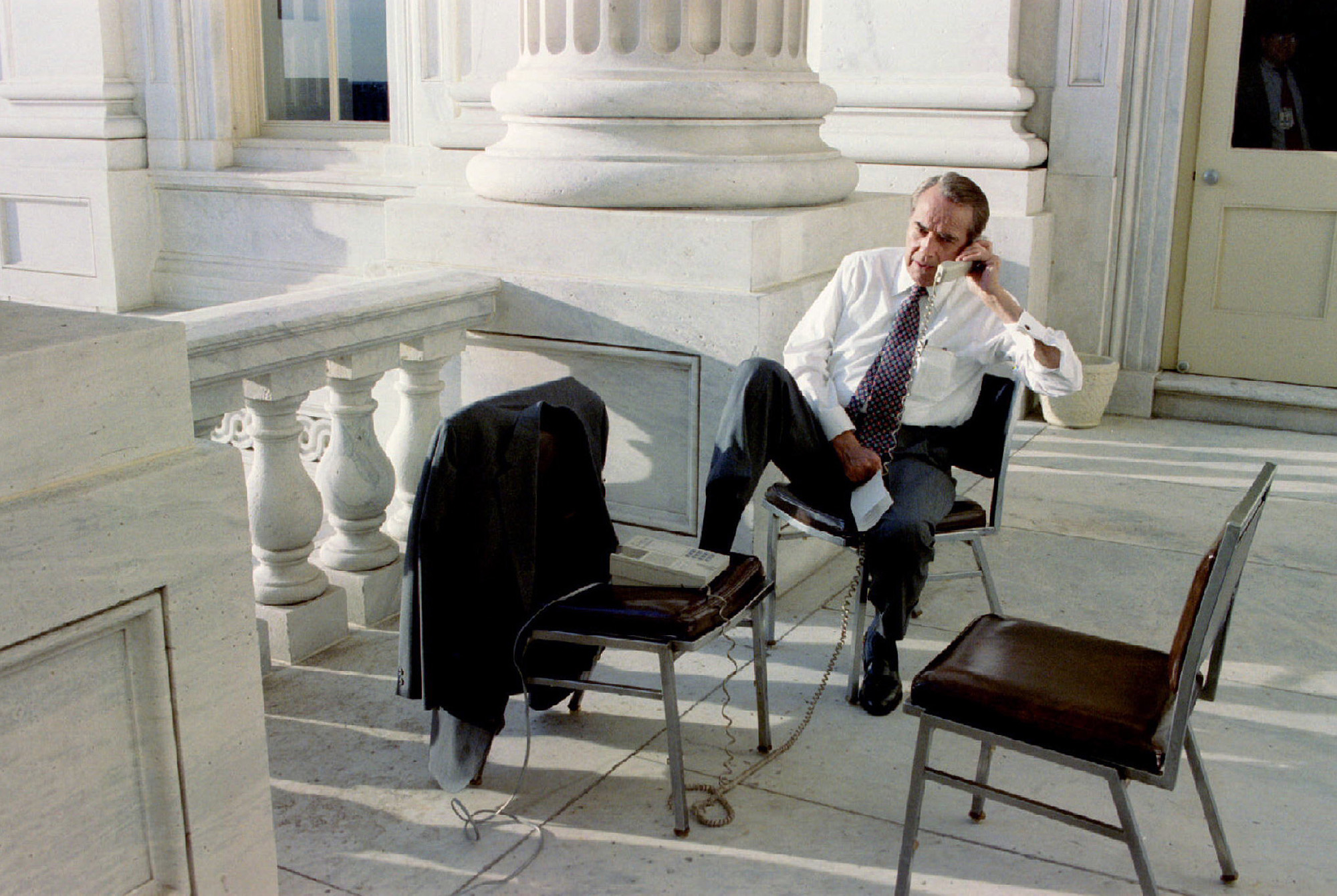 Dole werkt op telefoons vanaf het balkon van zijn kantoor in het 1996 US Capitol.