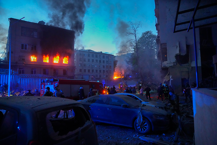 Ukrayna'nın başkenti Kiev'de 28 Nisan'da Rus roketli saldırısının ardından çıkan yangın itfaiye ekipleri tarafından söndürüldü. 