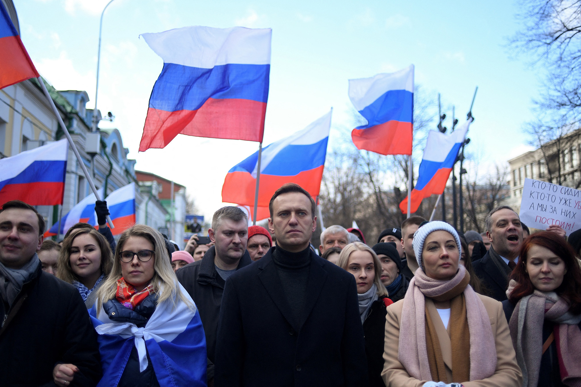 Alexey Navalny, centro, su esposa Yulia, centro derecha, y otros manifestantes marchan en memoria del asesinado crítico del Kremlin Boris Nemtsov en el centro de Moscú, Rusia, el 29 de febrero de 2020.