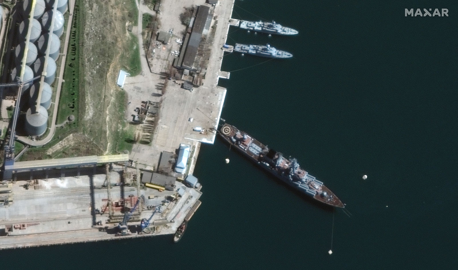 卫星图像显示俄罗斯军舰莫斯科号 4 月 7 日在克里米亚塞瓦斯托波尔港。