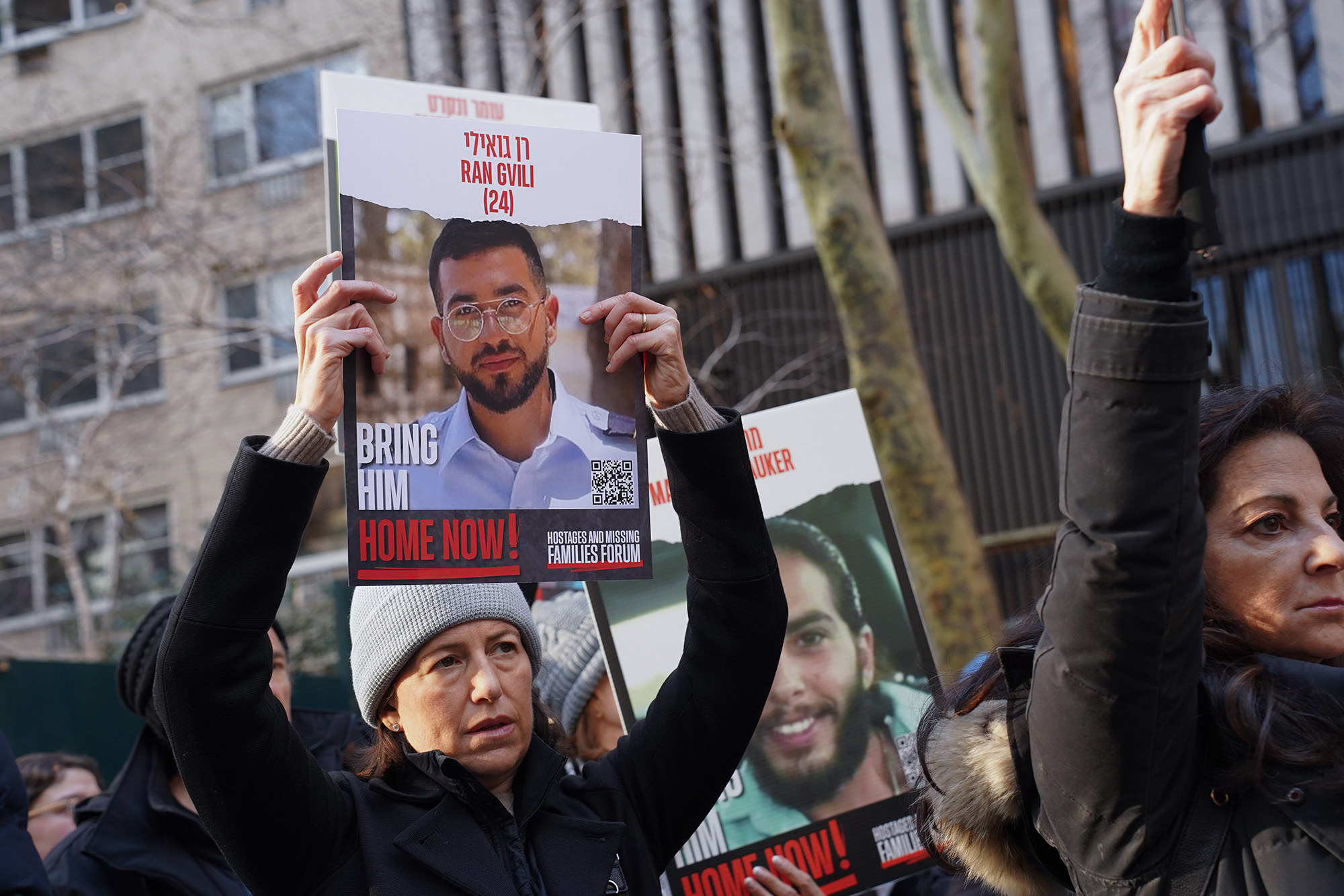 Una mujer sostiene un cartel con la imagen de Ran Gvili, un rehén israelí, durante una manifestación frente a la Sede de las Naciones Unidas en Manhattan, Nueva York, el 12 de enero.