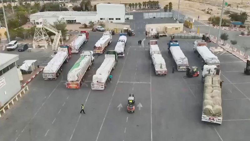 Camiones de ayuda humanitaria vistos en el cruce de Nitzana, Israel, el 28 de noviembre, en esta captura de pantalla de un vídeo distribuido.