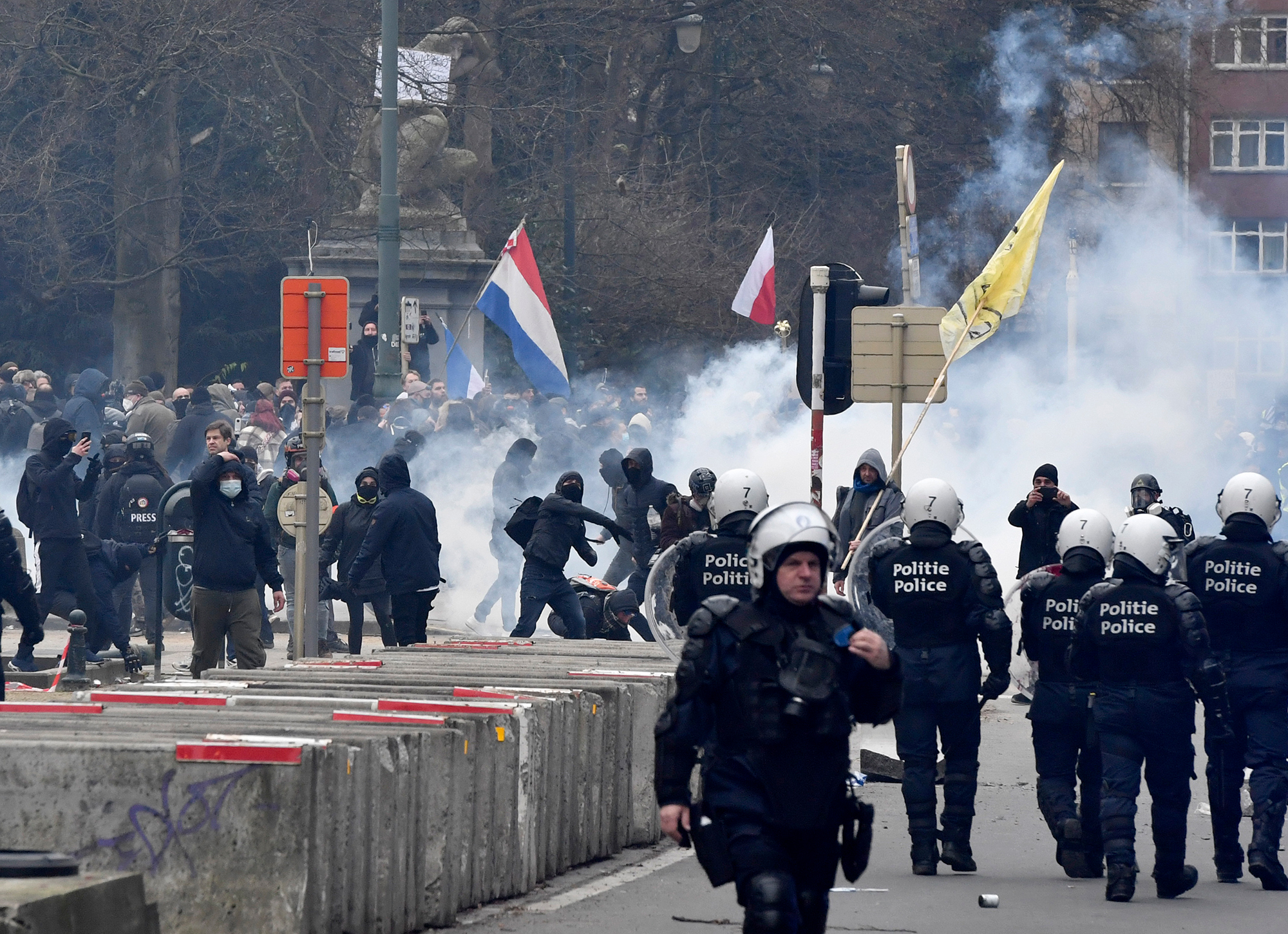 Полиция противостоит протестующим во время демонстрации против мер по борьбе с COVID-19 в Брюсселе, Бельгия, в воскресенье, 23 января. 