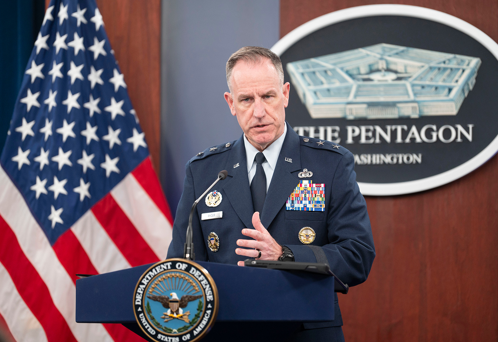 מזכיר העיתונות של הפנטגון האלוף פט ריידר נואם במהלך תדרוך עיתונאים ב-23 באפריל 2024 בפנטגון בוושינגטון. 