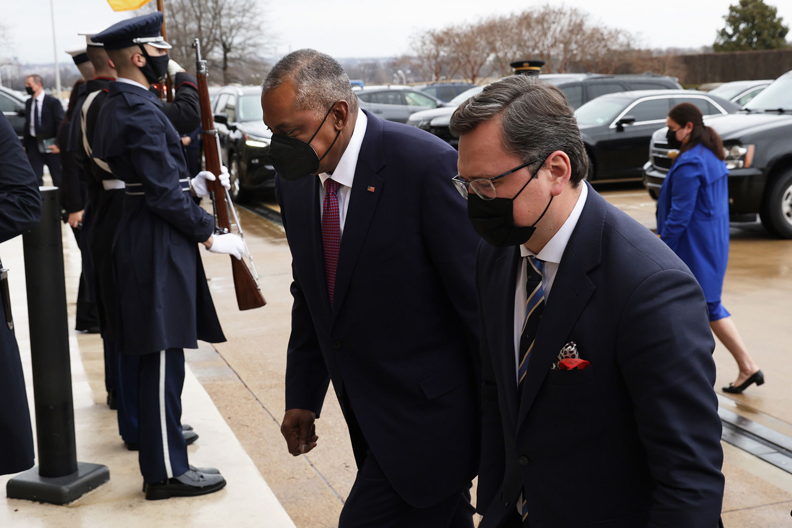 O secretário de Defesa dos EUA, Lloyd Austin, à esquerda, recebe o ministro das Relações Exteriores da Ucrânia, Dmytro Kuleba, antes de uma reunião no Pentágono em 22 de fevereiro.