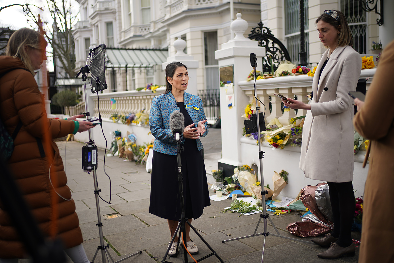 गृह सचिव प्रीति पटेल 6 मार्च को लंदन, इंग्लैंड में यूक्रेनी दूतावास के बाहर मीडिया से बात कर रही हैं।