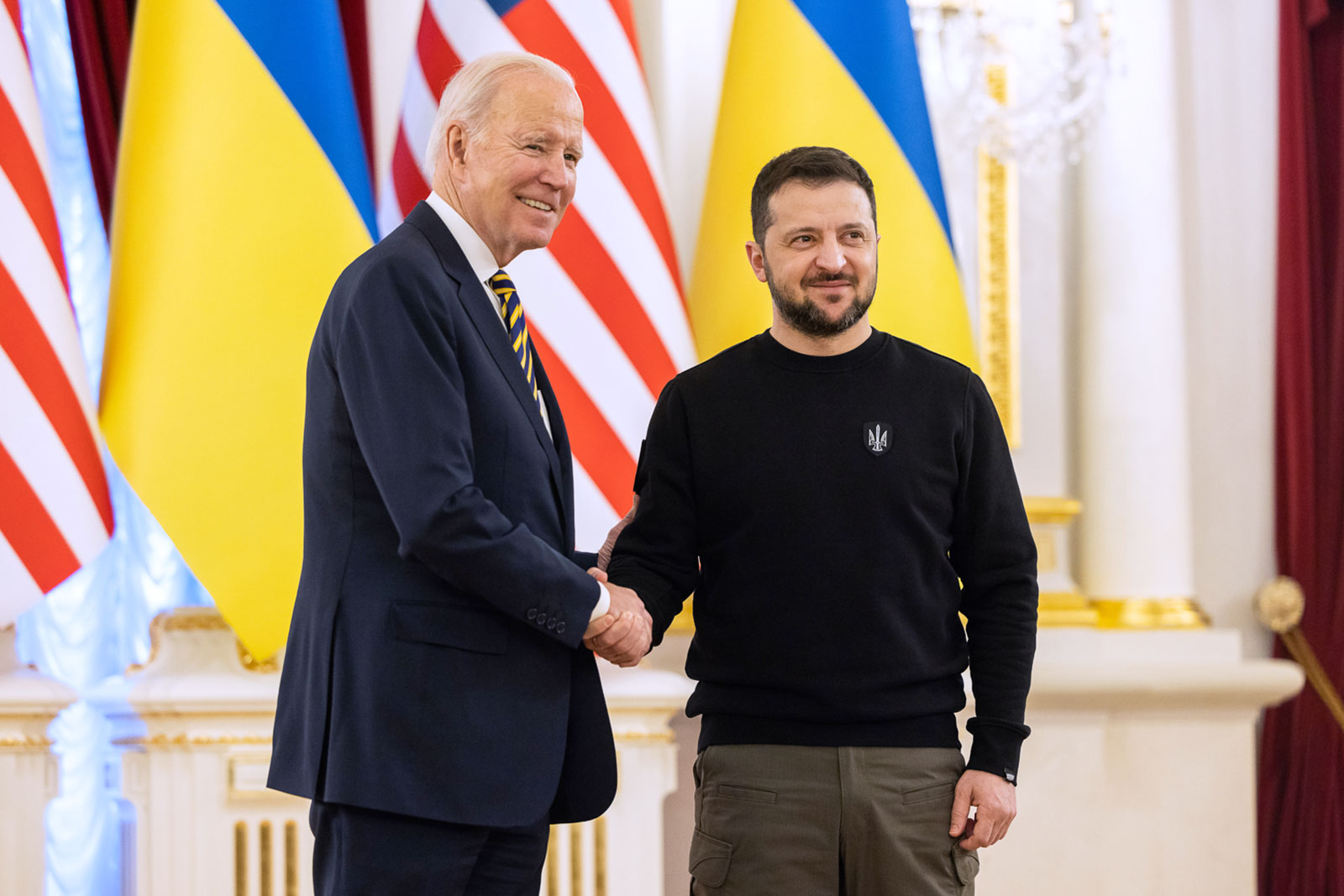 El presidente estadounidense Joe Biden se reúne con el presidente ucraniano Volodymyr Zelensky en el Palacio Presidencial de Ucrania en Kiev, Ucrania, el 20 de febrero. 