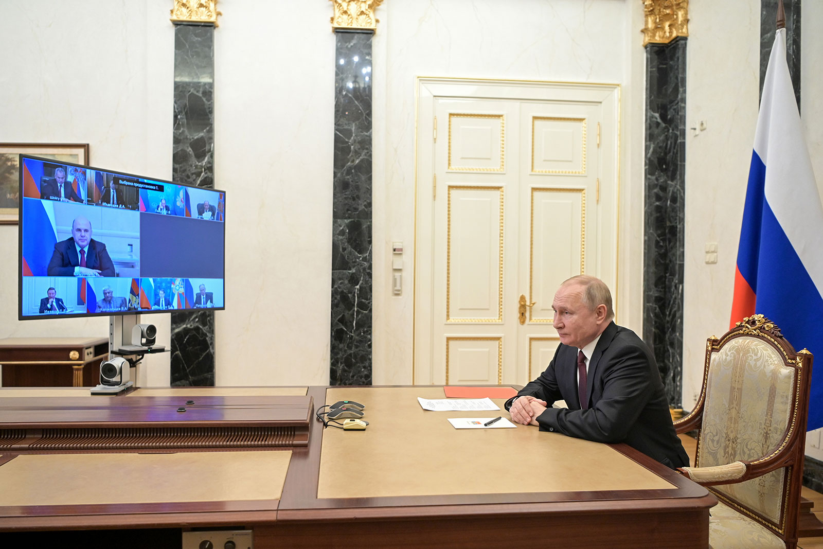 O presidente da Rússia, Vladimir Putin, é visto em seu escritório durante uma reunião virtual com membros de seu conselho de segurança em 25 de fevereiro. 