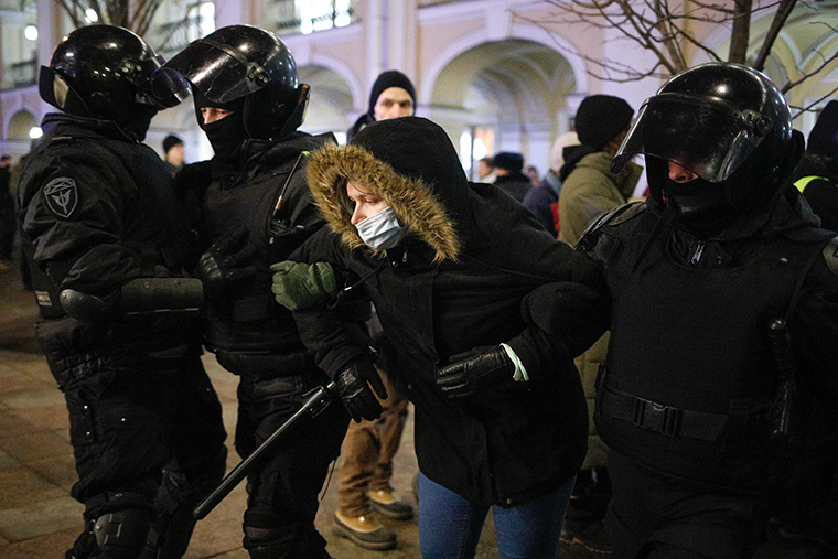 La policía de San Petersburgo arrestó al menos a 350 manifestantes contra la guerra, según un sitio de vigilancia local.