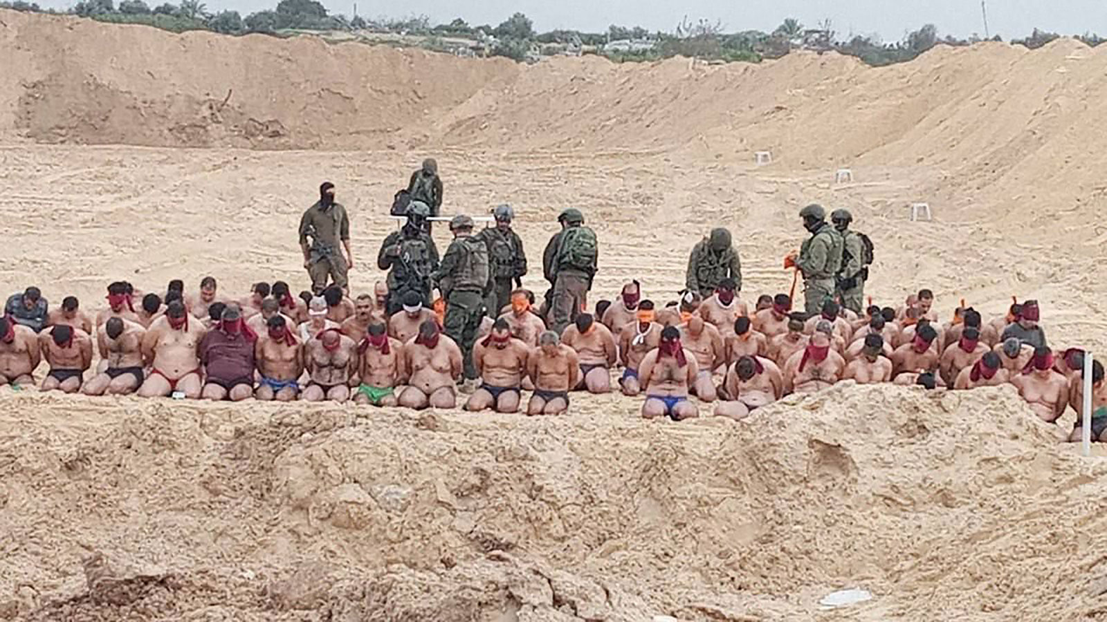 Imagens de Gaza que circularam nas redes sociais na quinta-feira mostraram detenções em massa pelos militares israelenses de homens obrigados a ficar apenas de cueca, ajoelhados na rua e vendados na caçamba de carga de um veículo do exército.