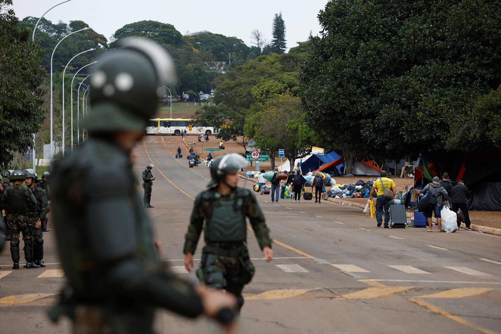 Des partisans de l'ancien président brésilien Jair Bolsonaro quittent un camp devant le quartier général de l'armée à Brasilia, au Brésil, le 9 janvier.
