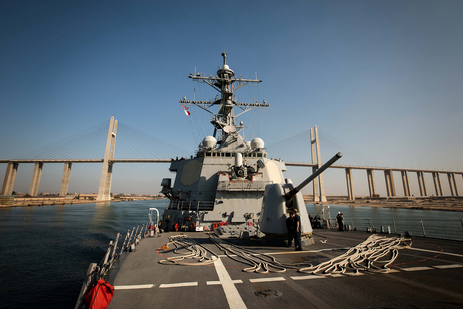 משחתת הטילים המודרכים USS קרני בדרגת חיל הים האמריקני ארלי ברק עוברת את תעלת סואץ, מצרים, ב-18 באוקטובר 2023.
