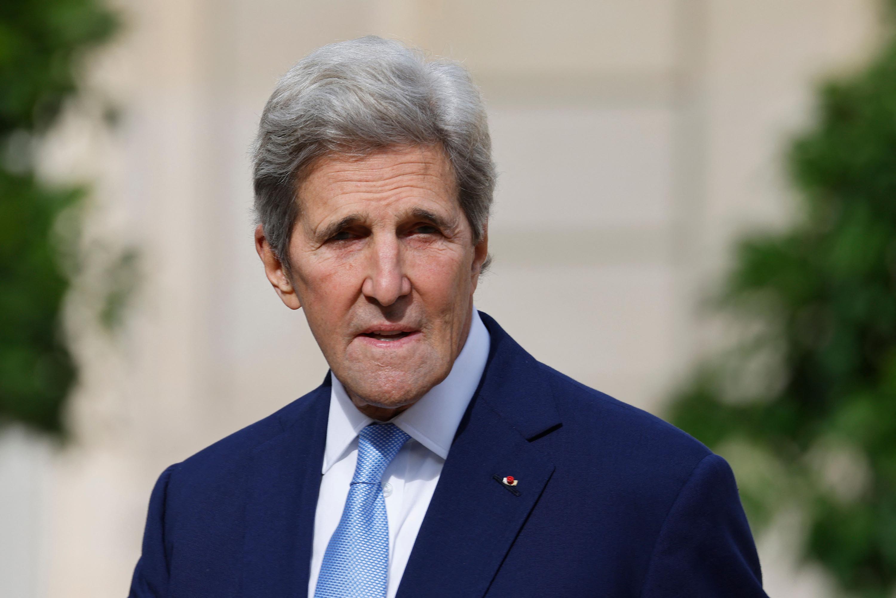 Utusan Khusus Iklim Kepresidenan AS John Kerry tiba untuk pertemuan konferensi video untuk One Planet Summit di Istana Elysee di Paris pada 4 Oktober 2021.