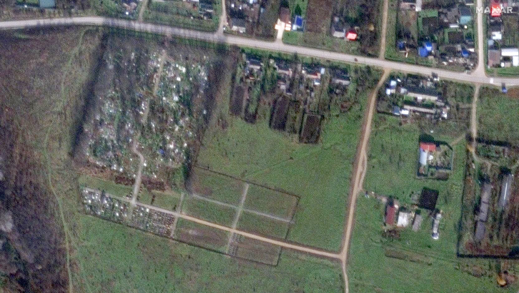 Uydu görüntüleri, 24 Kasım 2022'de Rusya'nın Krasnodar bölgesindeki Pakinskaya köyü yakınlarındaki yeni mezar sıralarını gösteriyor.