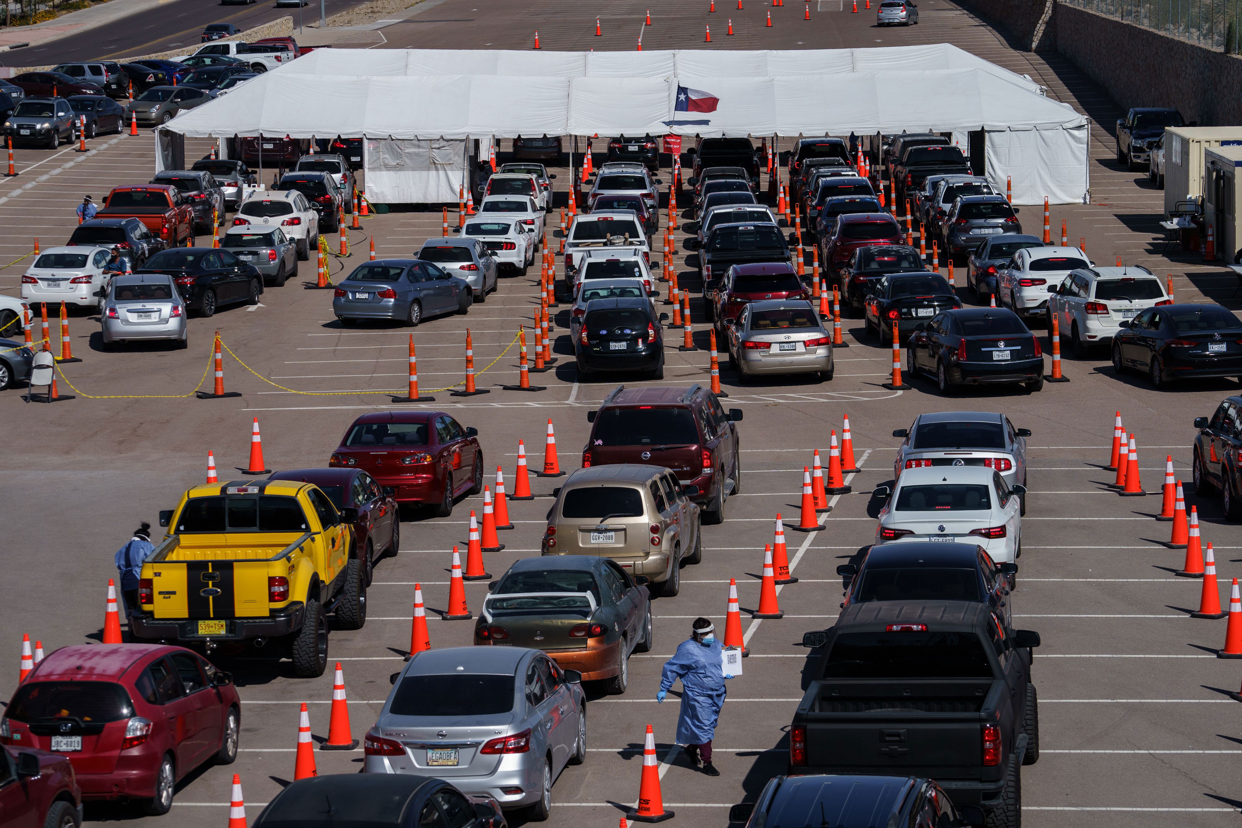 People in cars line up for Covid-19 tests on October 23 in El Paso, Texas.