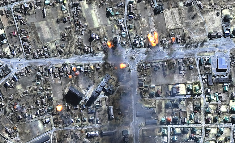 Rumah-rumah terbakar di kota Chernihiv di Ukraina.