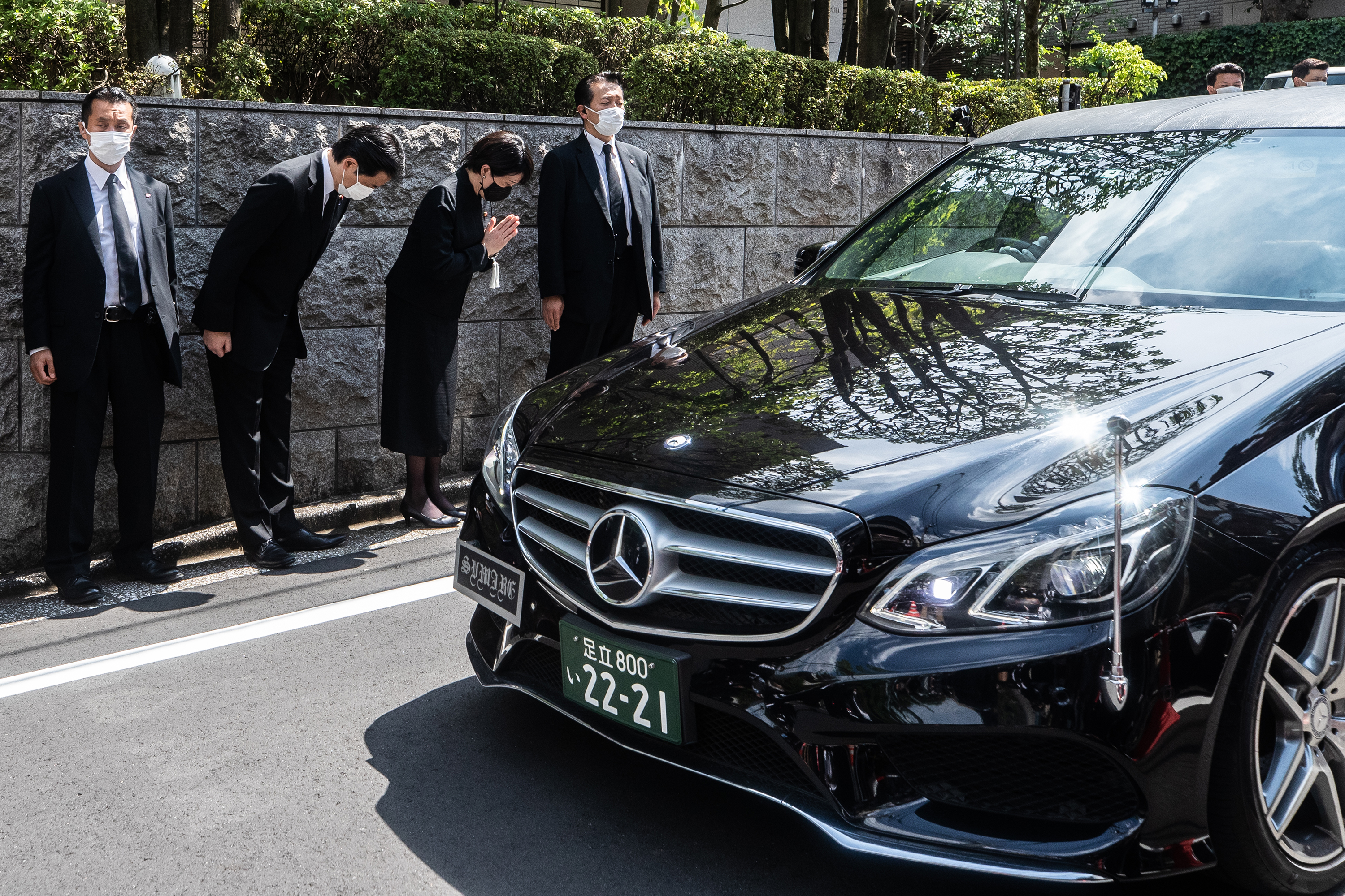 A car carrying the body of former Prime Minister Shinzo Abe arrives at his home in Tokyo on Saturday, July 9.