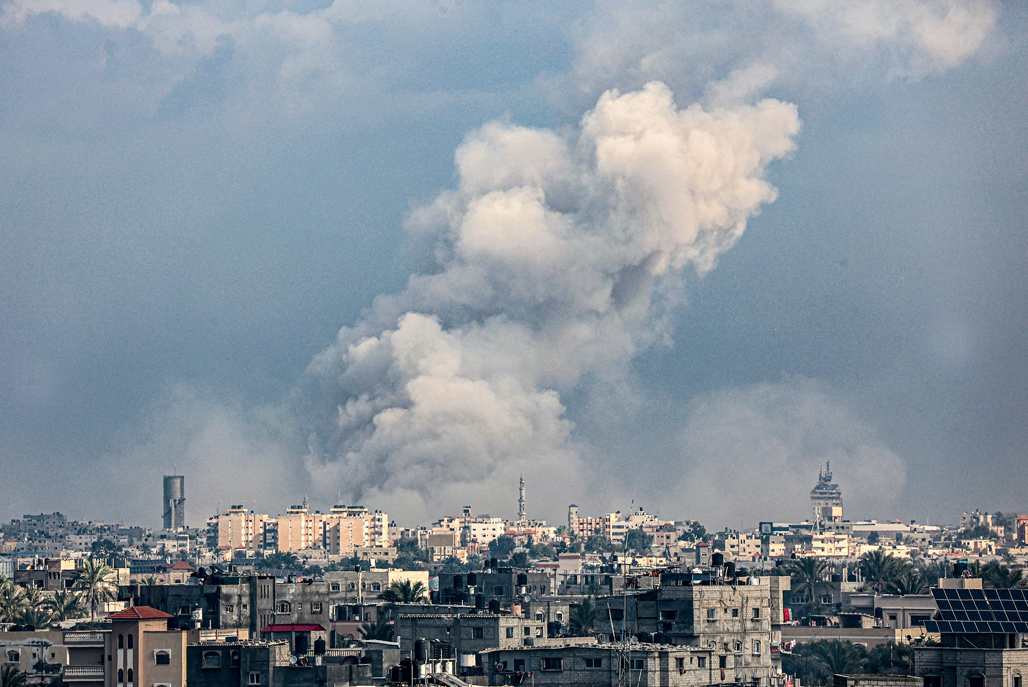 Nubes de humo sobre Jan Yunis, en el sur de Gaza, durante el bombardeo israelí el 5 de enero de 2024. (Crédito: AFP/Getty Images)