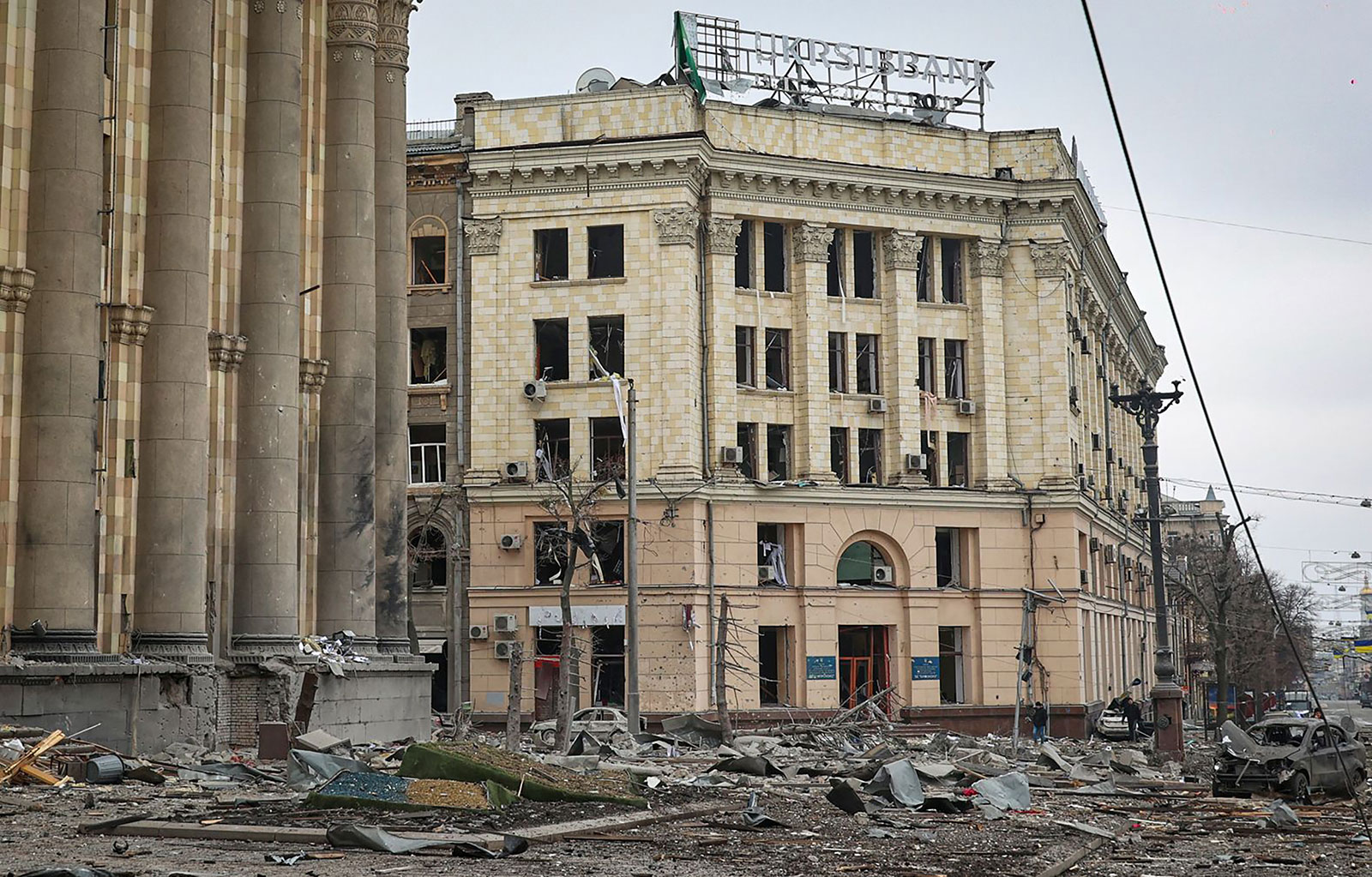 Mbeturinat janë shpërndarë jashtë një ndërtese të administratës shtetërore në Kharkiv, Ukrainë, më 1 mars.