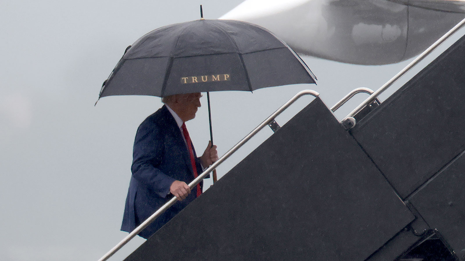 Trump boards his plane at Reagan National Airport on Thursday, August 3.