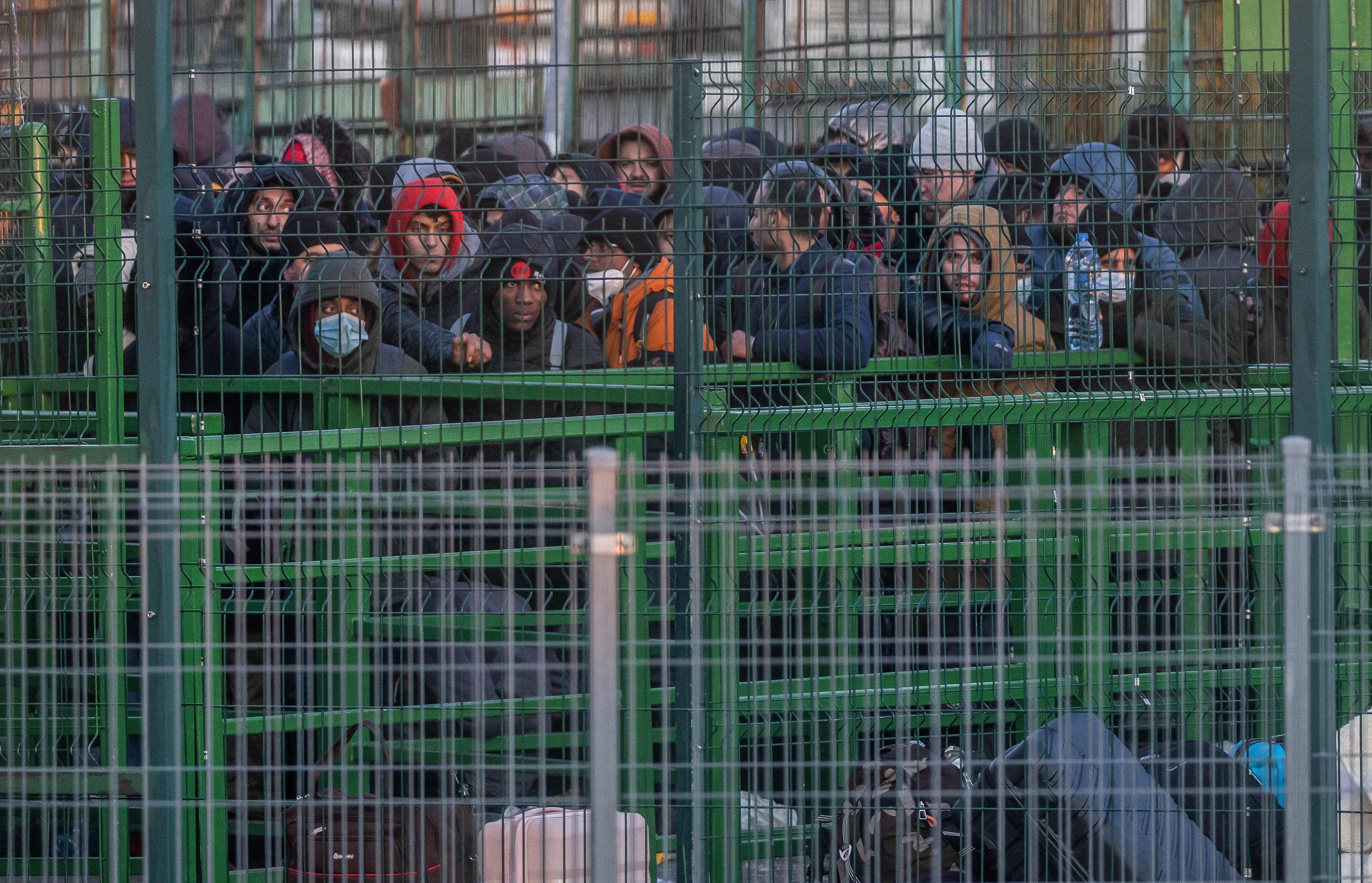 Des réfugiés ukrainiens font la queue pour entrer en Pologne au poste frontière de Medyka, en Pologne, le 28 février.